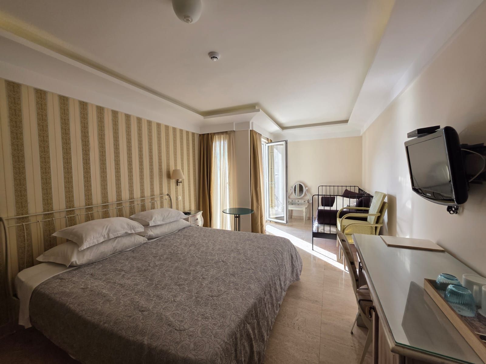 Luksuzni hotel sa spa centrom, restoranom i brojnim sadržajem na prodaju-Sveti Stefan, Crna Gora - Amfora Real Estate