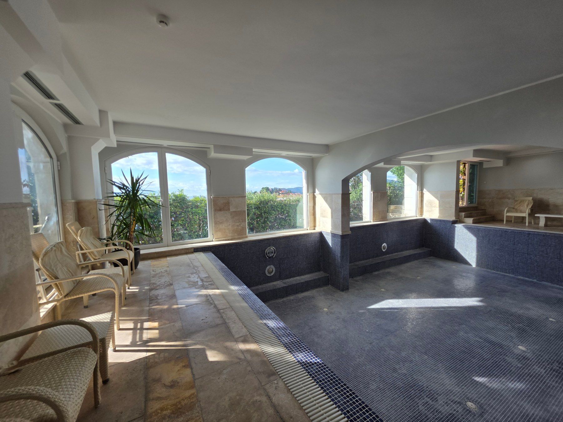 Luksuzni hotel sa spa centrom, restoranom i brojnim sadržajem na prodaju-Sveti Stefan, Crna Gora - Amfora Real Estate