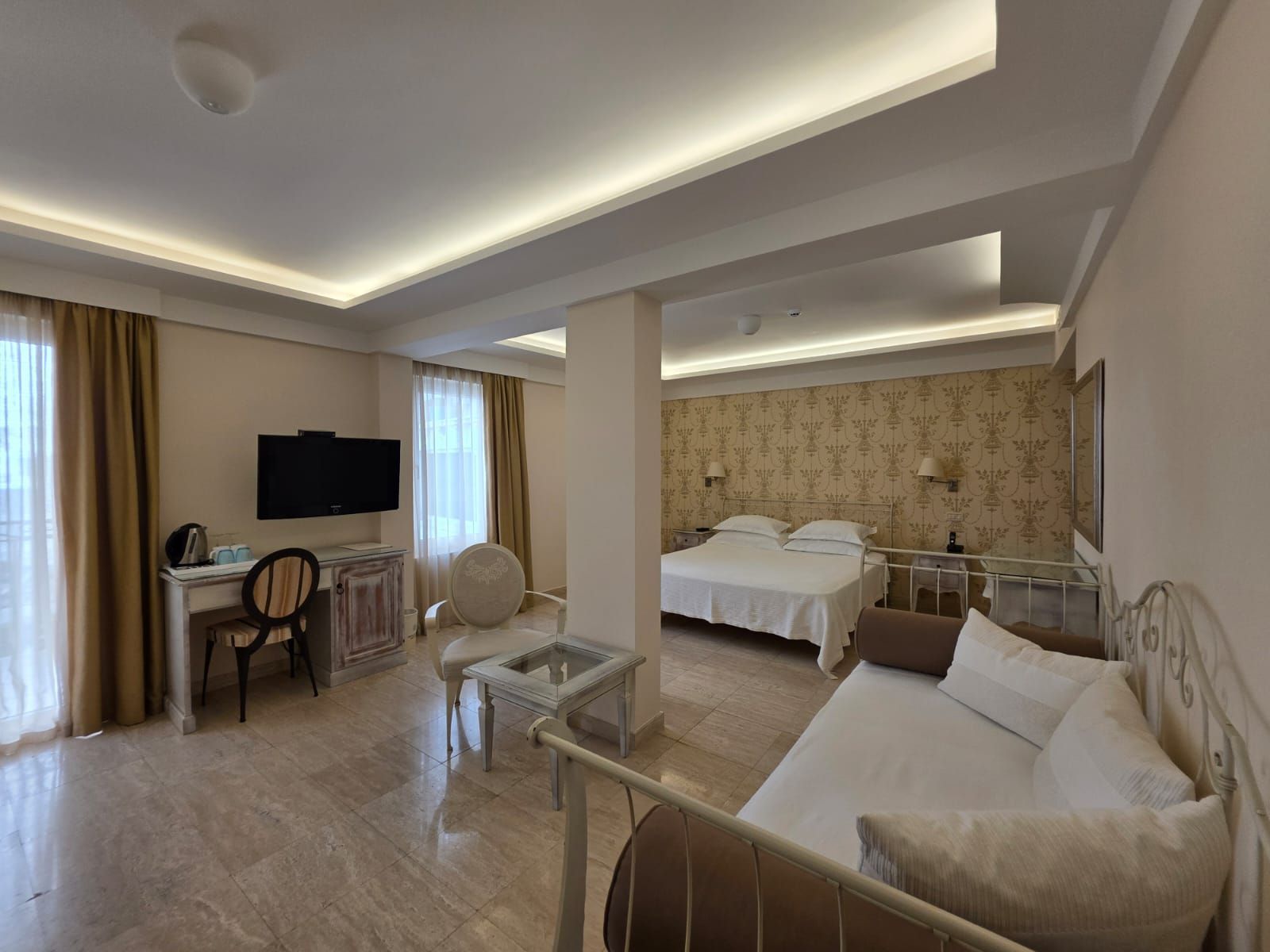 Luksuzni hotel sa spa centrom, restoranom i brojnim sadržajem na prodaju-Sveti Stefan, Crna Gora - Amfora Real Estate