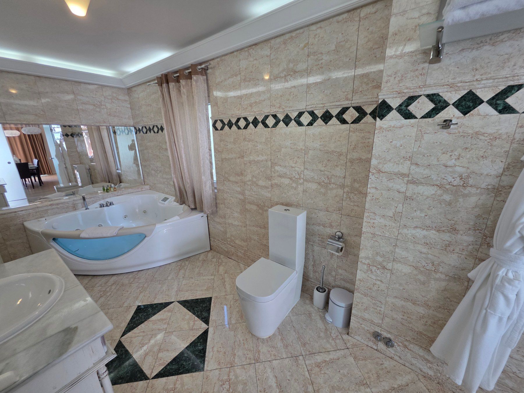 Luksuzni hotel sa spa centrom, restoranom i brojnim sadržajem na prodaju-Sveti Stefan, Crna Gora - Amfora Real Estate