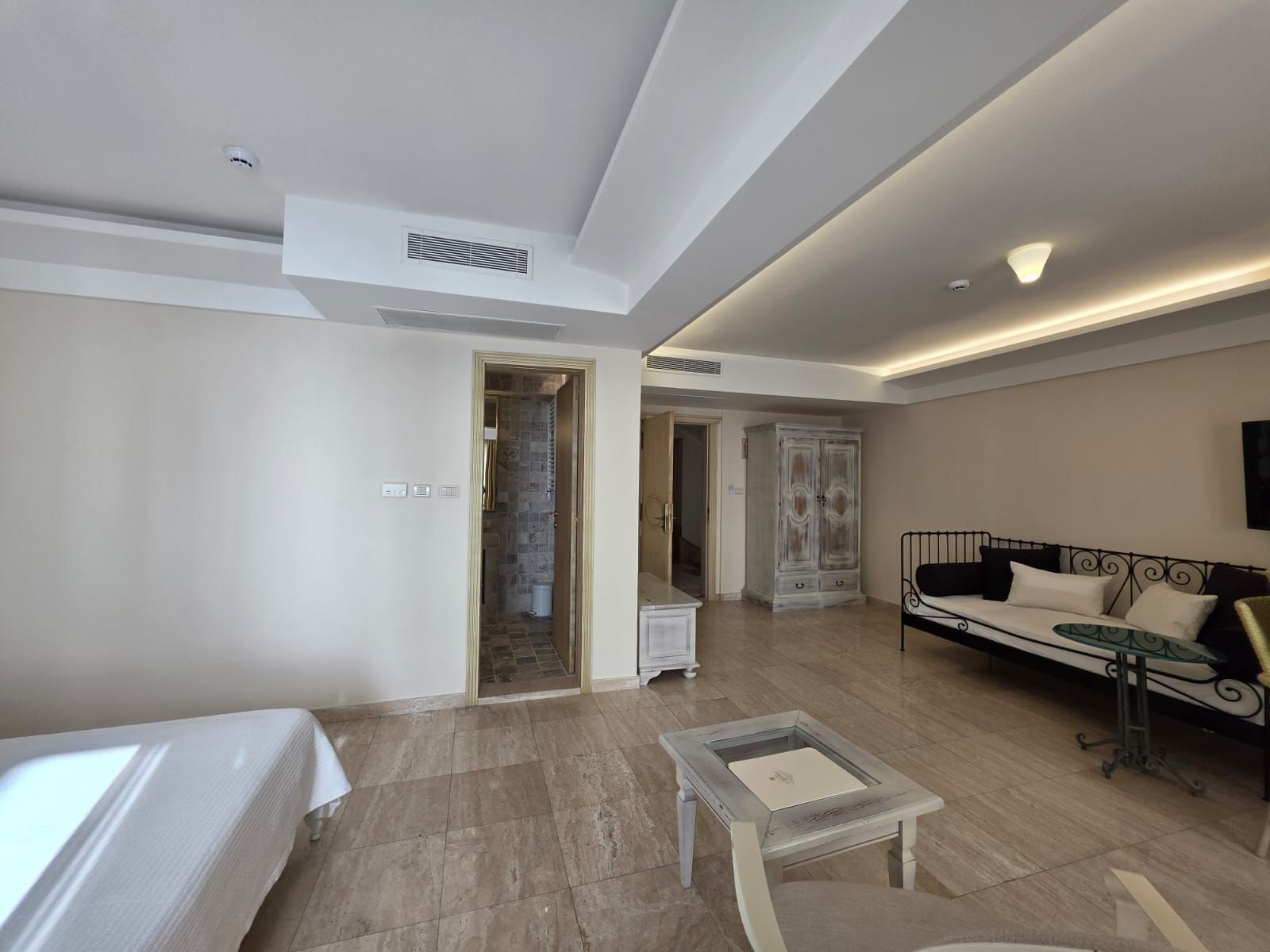 Luksuzni hotel sa spa centrom, restoranom i brojnim sadržajem na prodaju-Sveti Stefan, Crna Gora - Amfora Real Estate