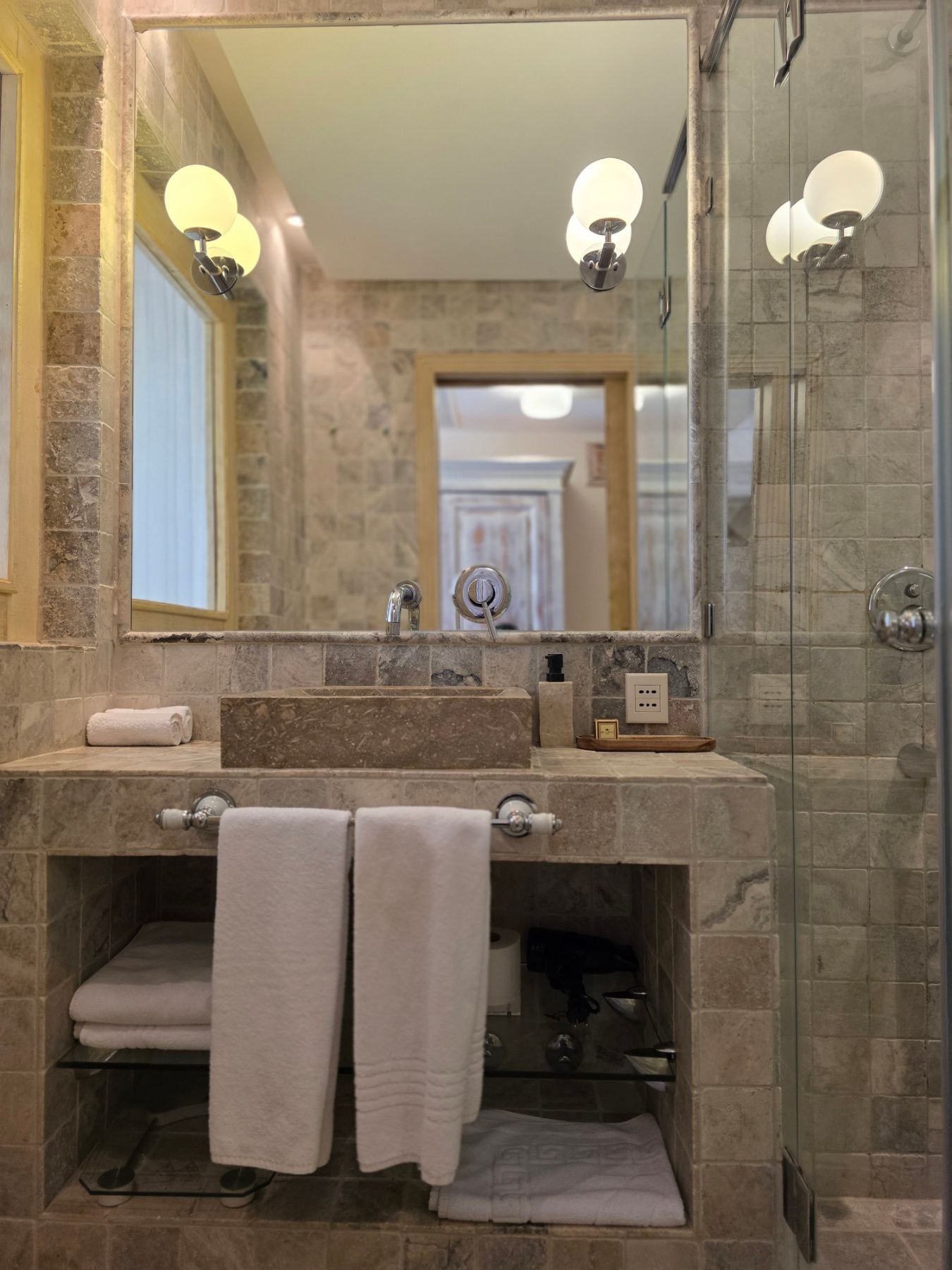 Luksuzni hotel sa spa centrom, restoranom i brojnim sadržajem na prodaju-Sveti Stefan, Crna Gora - Amfora Real Estate