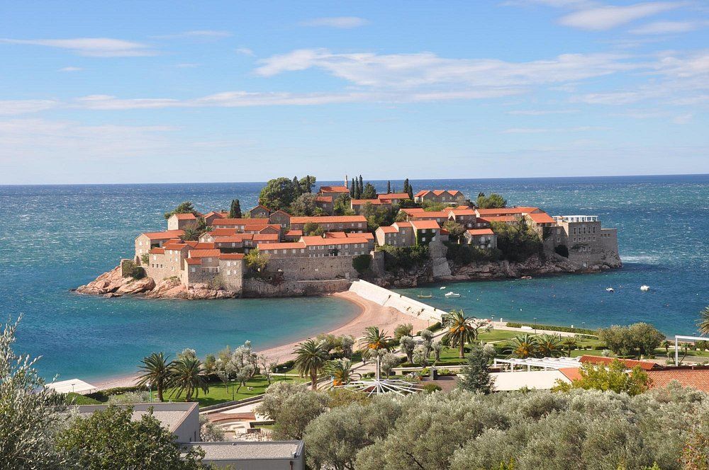 amforaproperty.com/Luksuzni hotel sa spa centrom, restoranom i brojnim sadržajem na prodaju-Sveti Stefan, Crna Gora