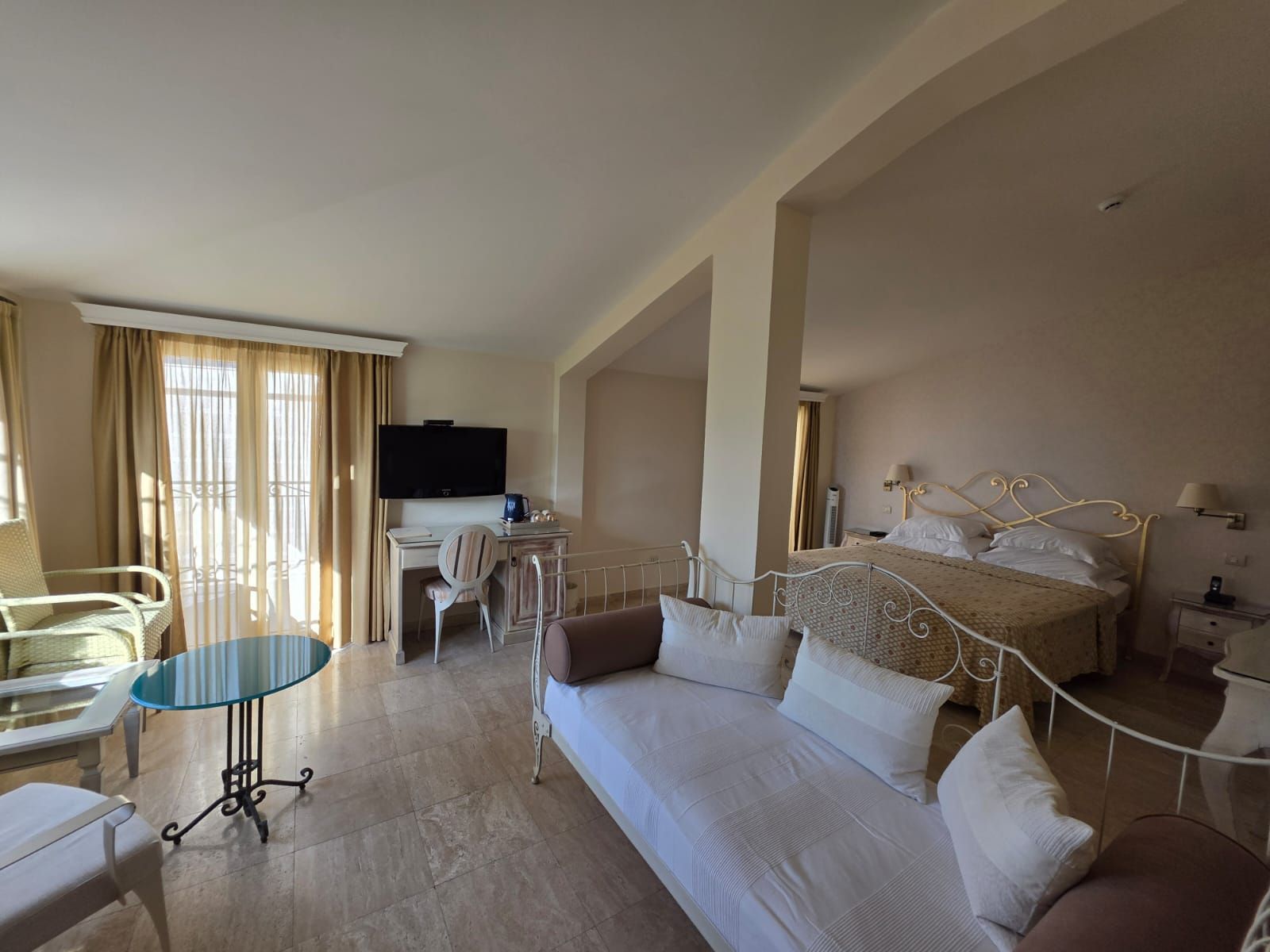 Luksuzni hotel sa spa centrom, restoranom i brojnim sadržajem na prodaju-Sveti Stefan, Crna Gora - Amfora Real Estate