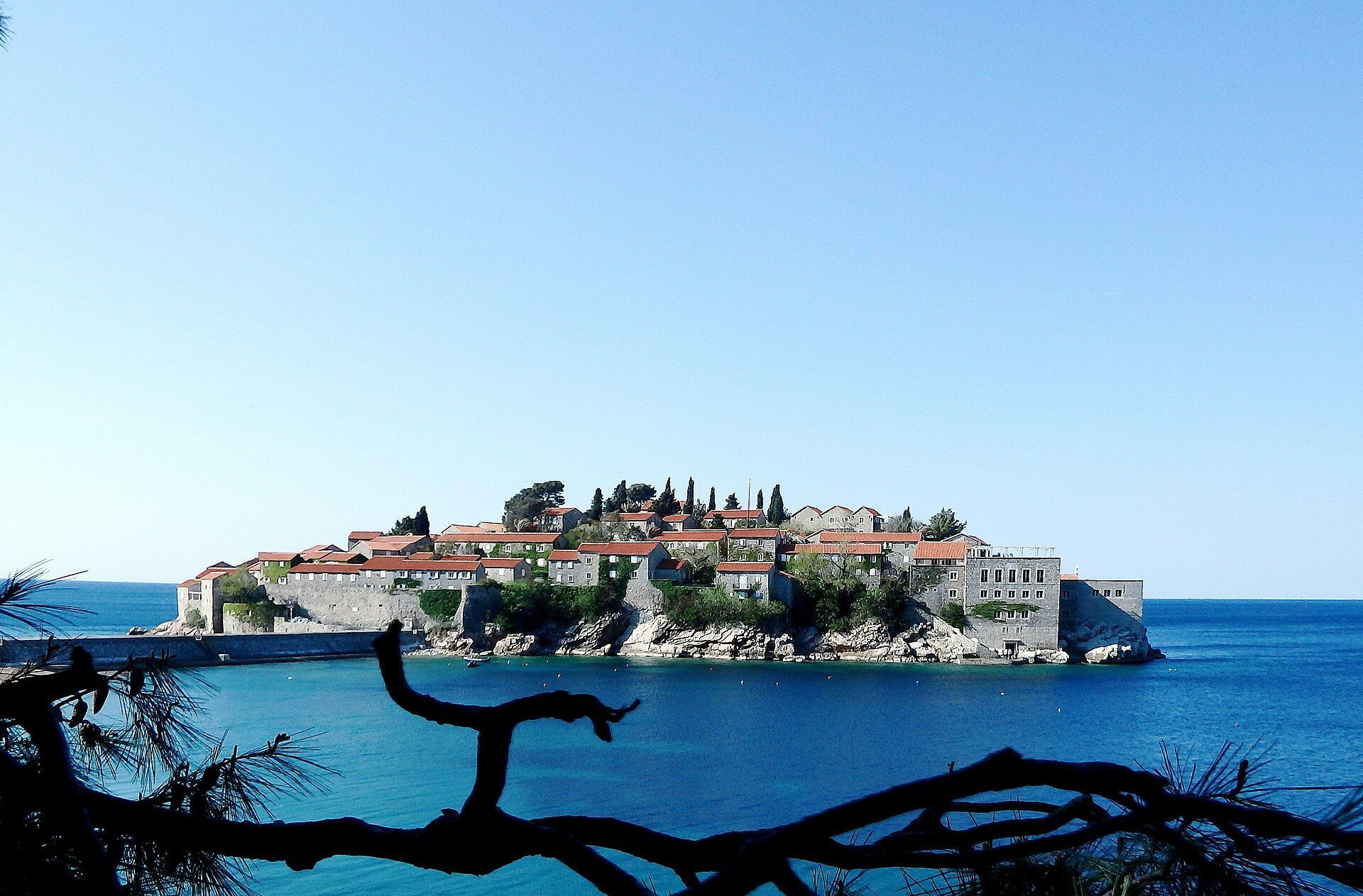 amforaproperty.com/Luksuzni hotel sa spa centrom, restoranom i brojnim sadržajem na prodaju-Sveti Stefan, Crna Gora