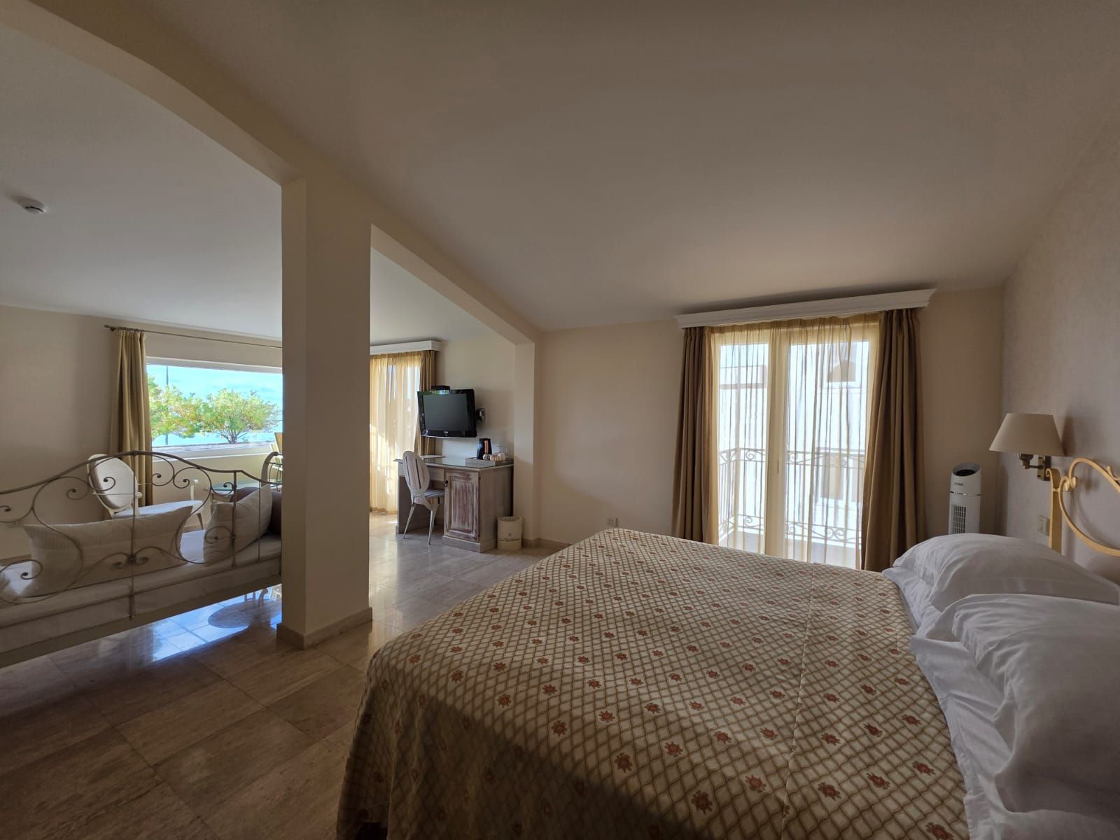 Luksuzni hotel sa spa centrom, restoranom i brojnim sadržajem na prodaju-Sveti Stefan, Crna Gora - Amfora Real Estate