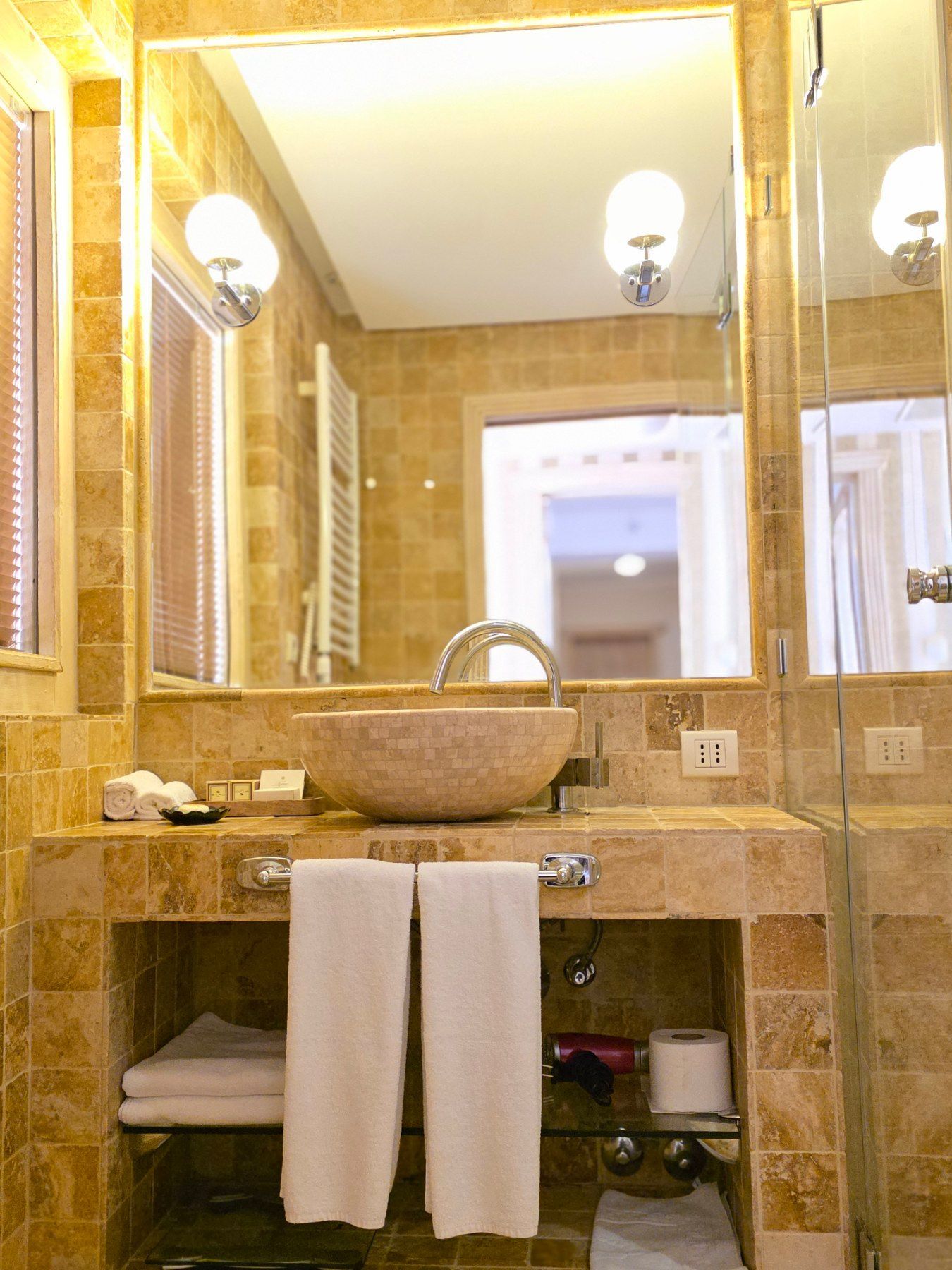 Luksuzni hotel sa spa centrom, restoranom i brojnim sadržajem na prodaju-Sveti Stefan, Crna Gora - Amfora Real Estate