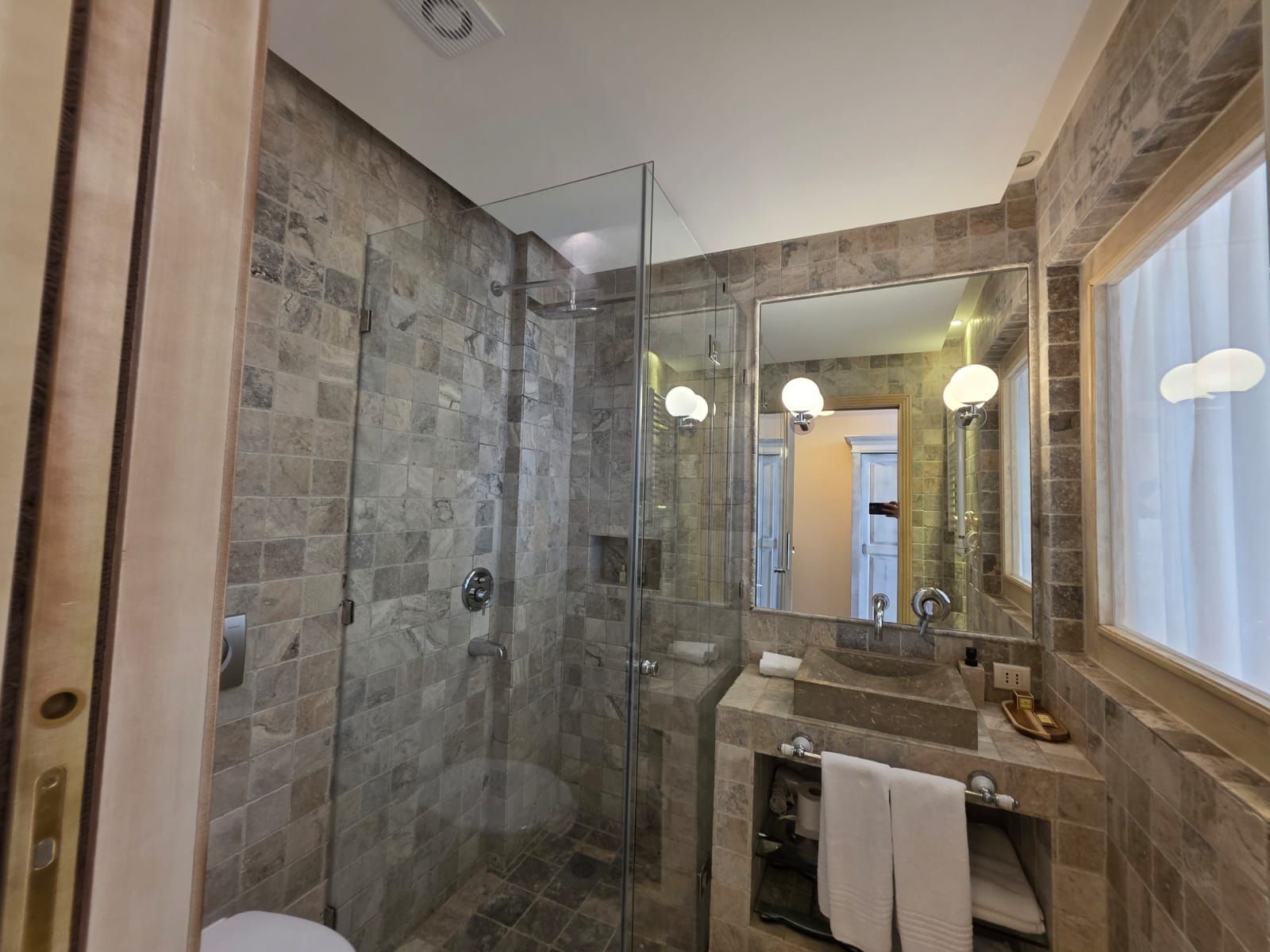 Luksuzni hotel sa spa centrom, restoranom i brojnim sadržajem na prodaju-Sveti Stefan, Crna Gora - Amfora Real Estate