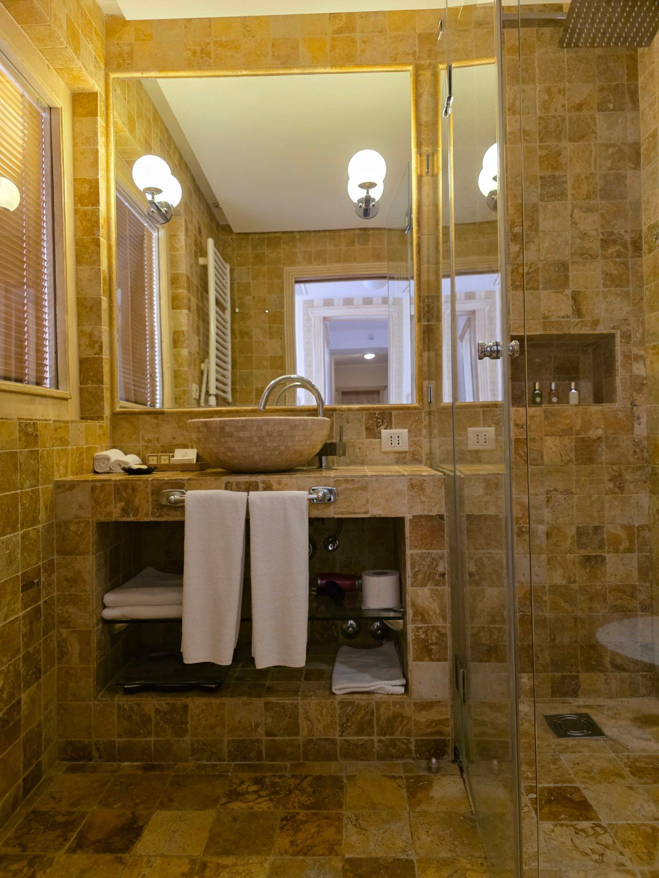 Luksuzni hotel sa spa centrom, restoranom i brojnim sadržajem na prodaju-Sveti Stefan, Crna Gora - Amfora Real Estate