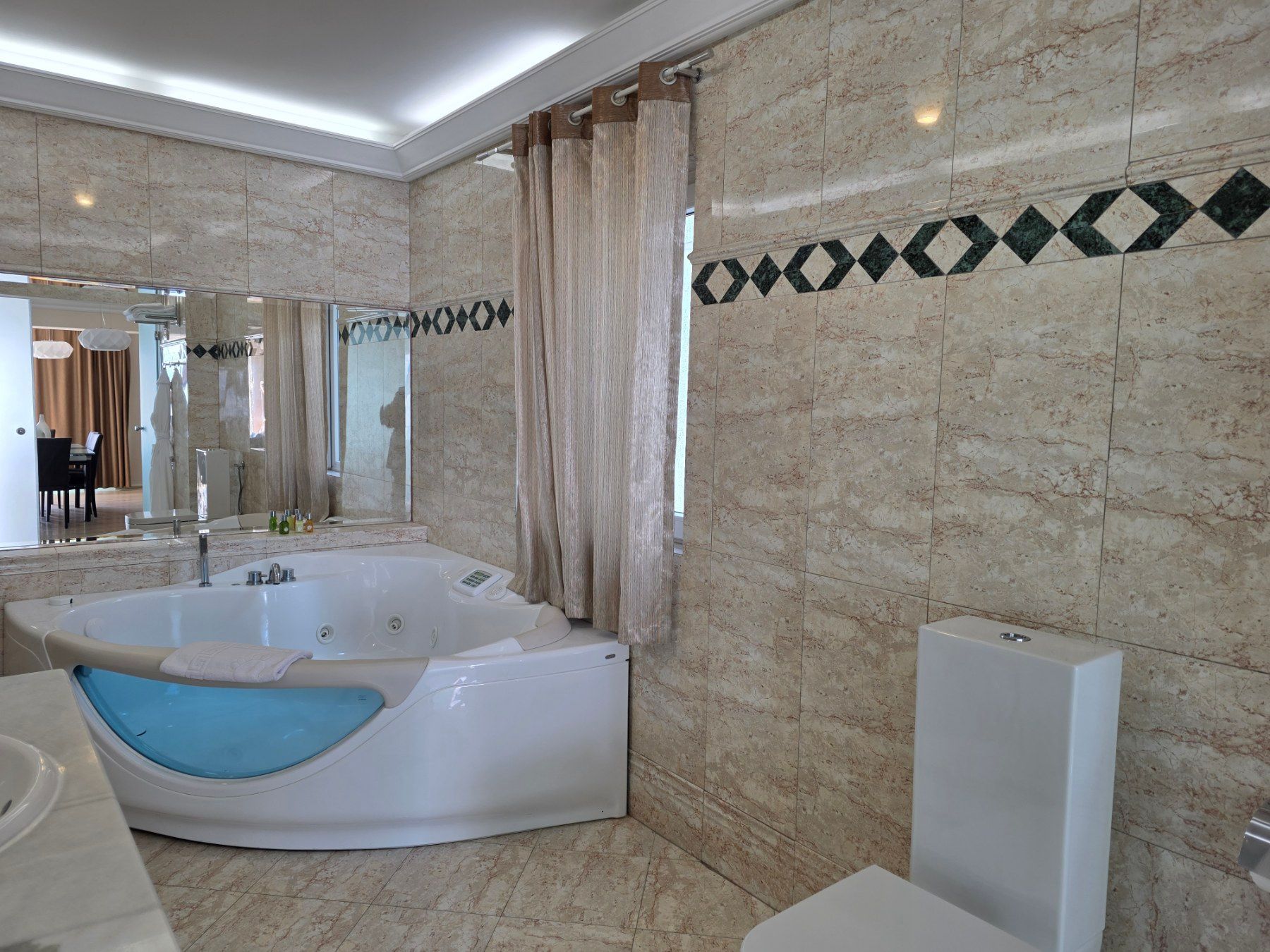 Luksuzni hotel sa spa centrom, restoranom i brojnim sadržajem na prodaju-Sveti Stefan, Crna Gora - Amfora Real Estate