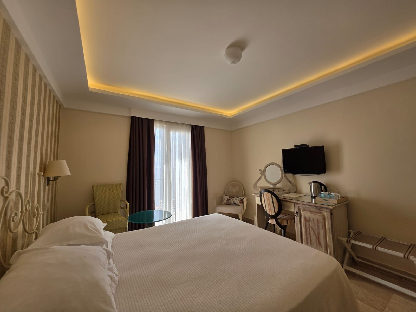 Luksuzni hotel sa spa centrom, restoranom i brojnim sadržajem na prodaju-Sveti Stefan, Crna Gora - Amfora Real Estate