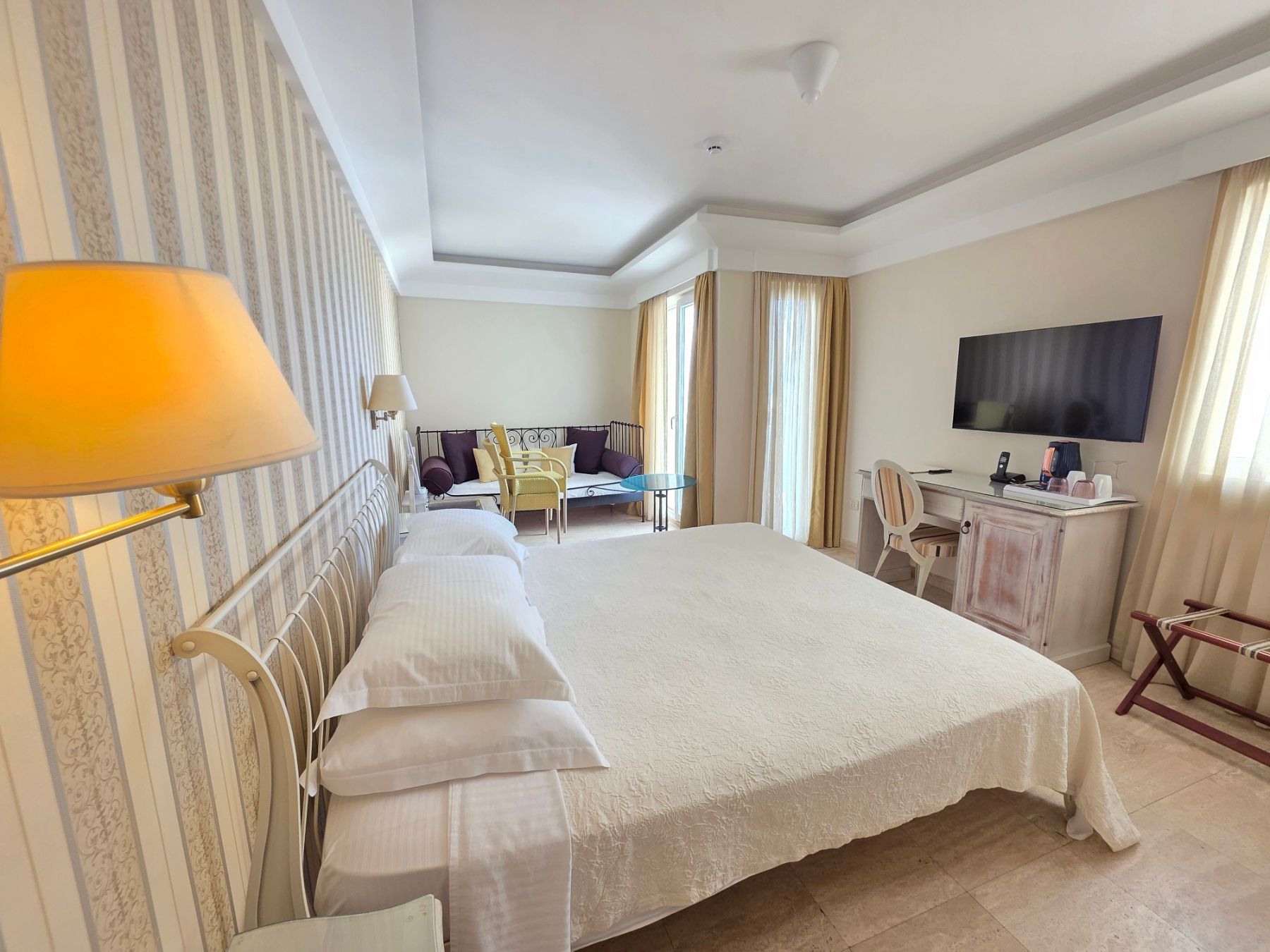 Luksuzni hotel sa spa centrom, restoranom i brojnim sadržajem na prodaju-Sveti Stefan, Crna Gora - Amfora Real Estate