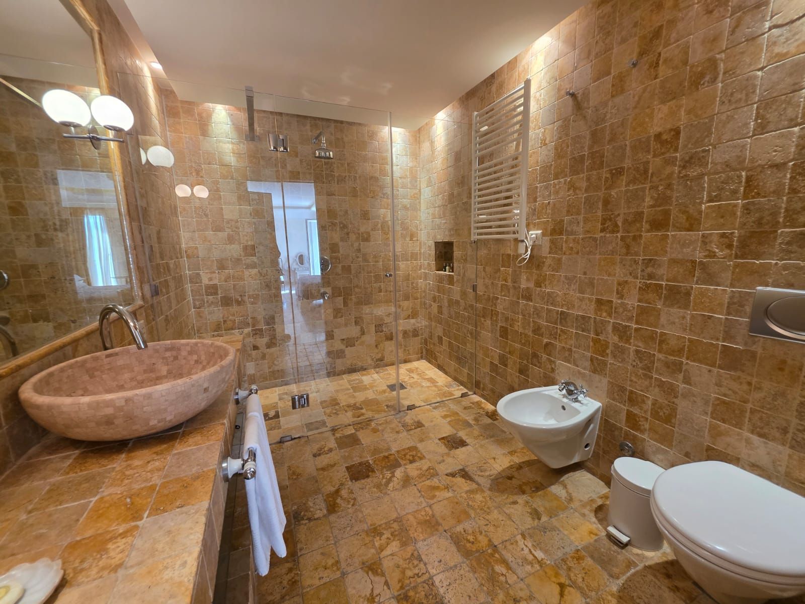 Luksuzni hotel sa spa centrom, restoranom i brojnim sadržajem na prodaju-Sveti Stefan, Crna Gora - Amfora Real Estate