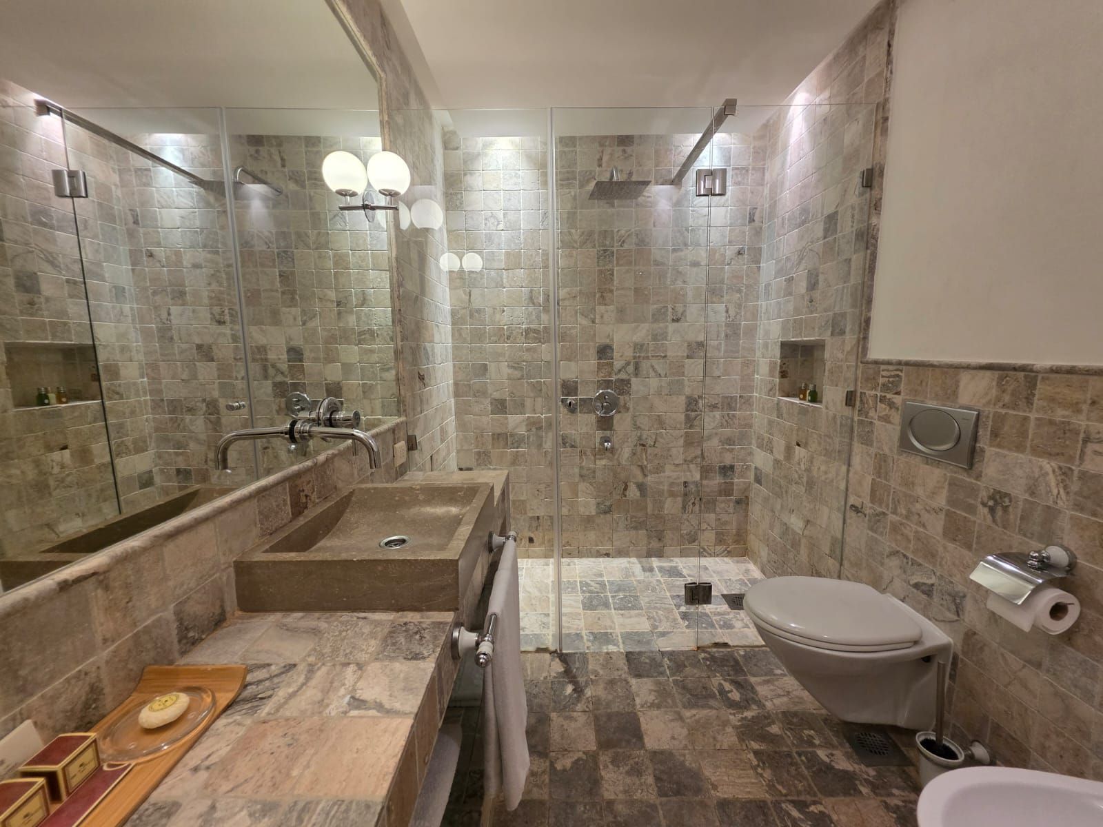 Luksuzni hotel sa spa centrom, restoranom i brojnim sadržajem na prodaju-Sveti Stefan, Crna Gora - Amfora Real Estate