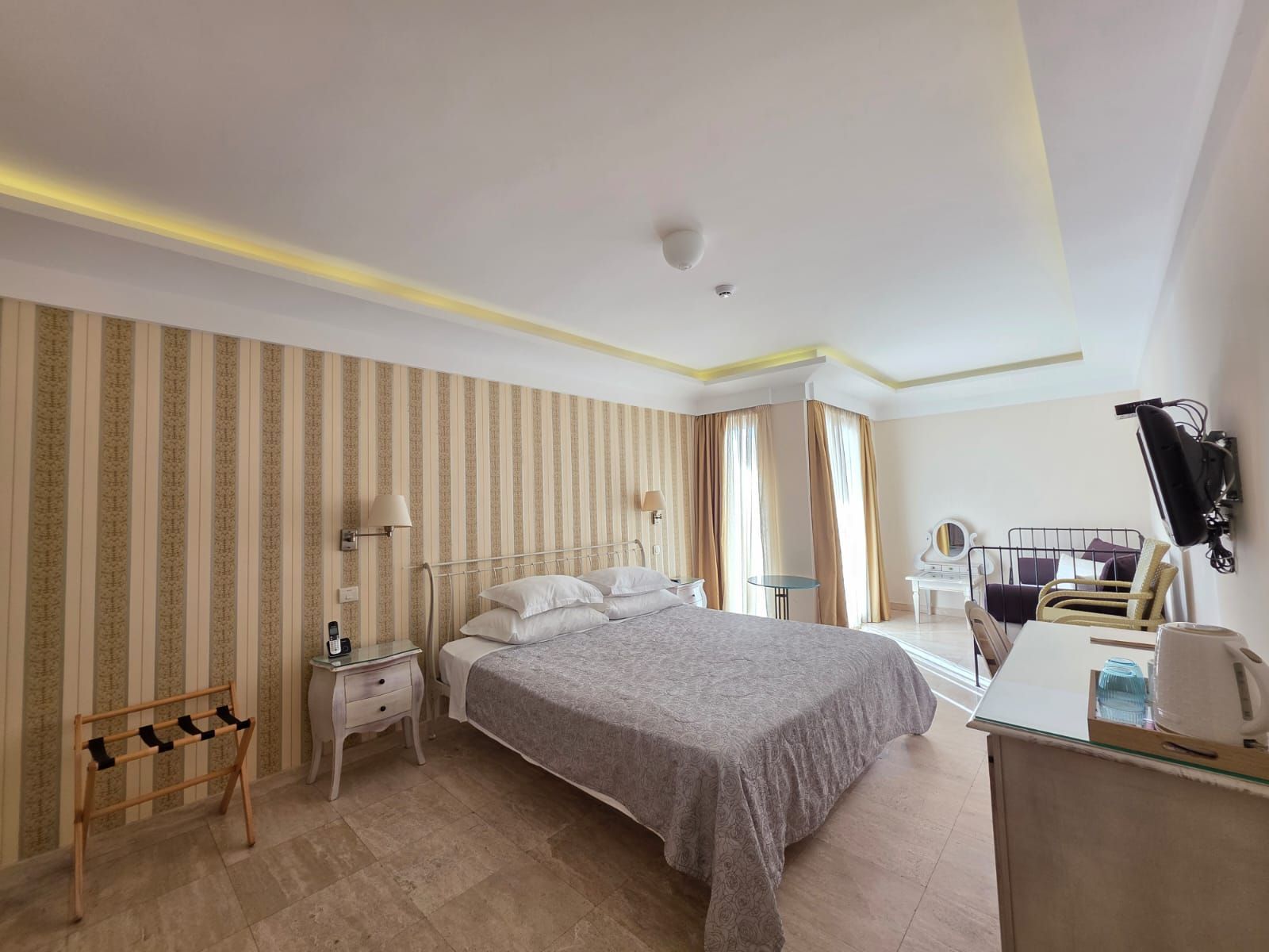 Luksuzni hotel sa spa centrom, restoranom i brojnim sadržajem na prodaju-Sveti Stefan, Crna Gora - Amfora Real Estate