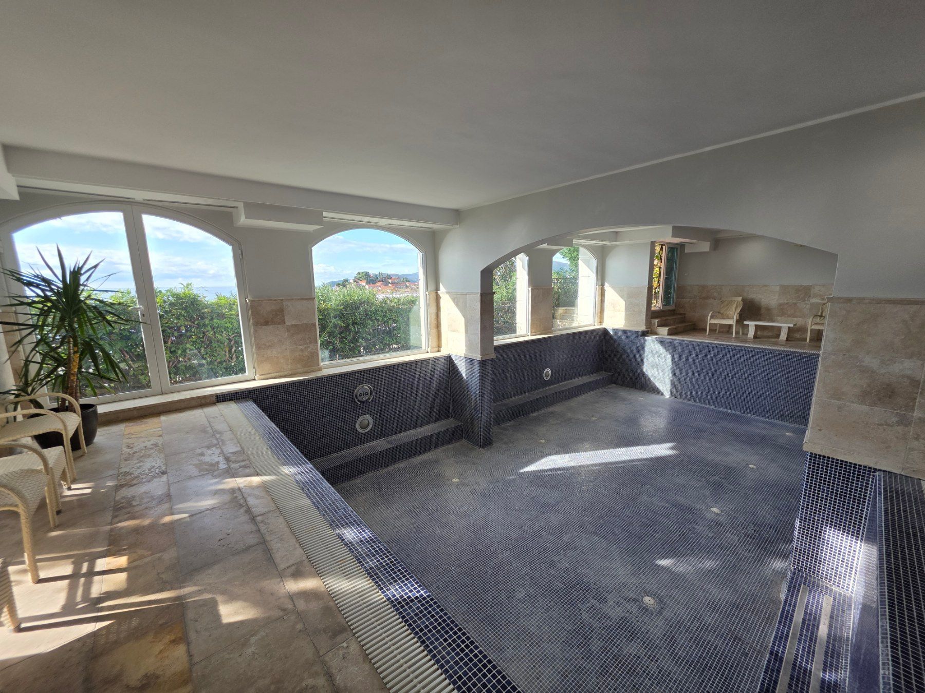 Luksuzni hotel sa spa centrom, restoranom i brojnim sadržajem na prodaju-Sveti Stefan, Crna Gora - Amfora Real Estate