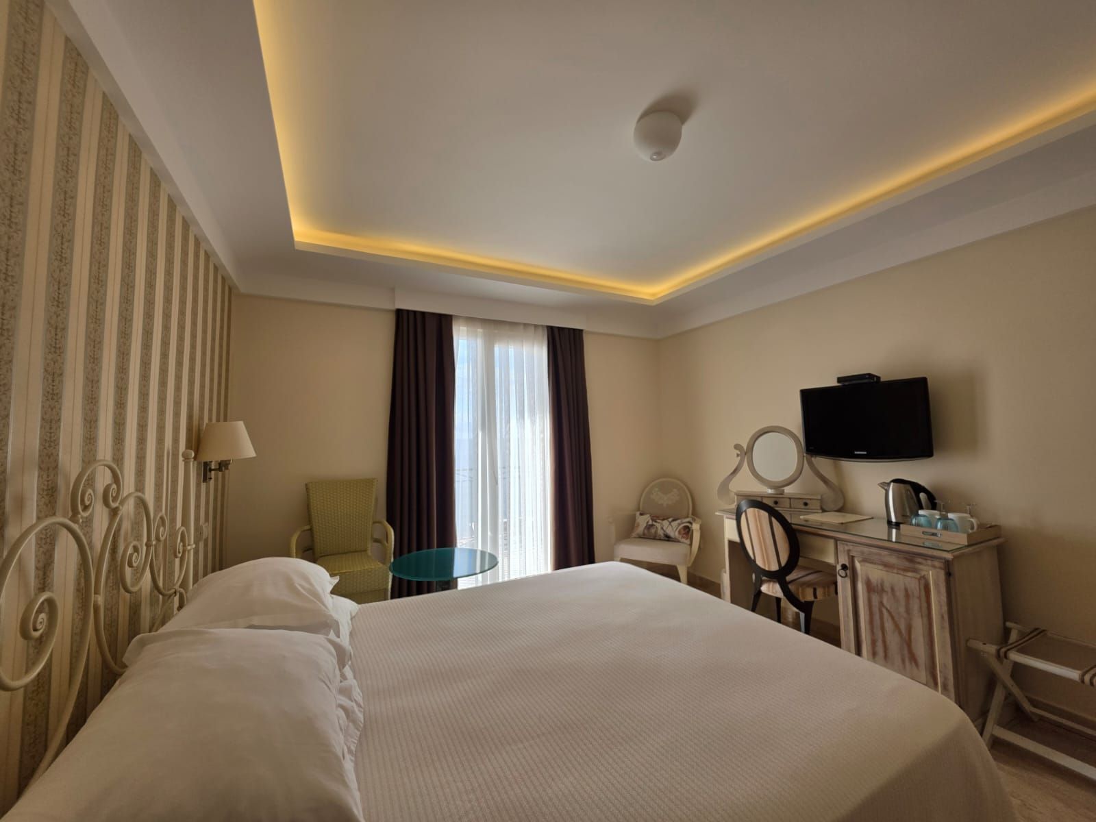 Luksuzni hotel sa spa centrom, restoranom i brojnim sadržajem na prodaju-Sveti Stefan, Crna Gora - Amfora Real Estate