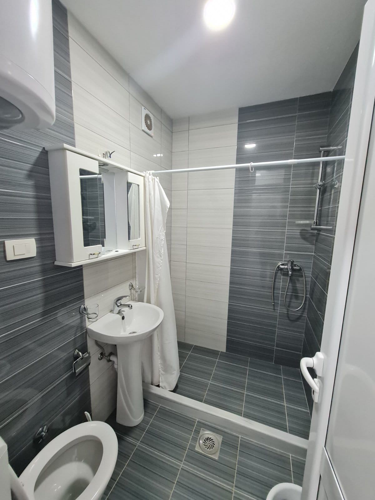 amforaproperty.com/Kompletno opremljen apartmanski objekat 920 m² sa apartmanima i restoranom – Donji Štoj, Ulcinj
