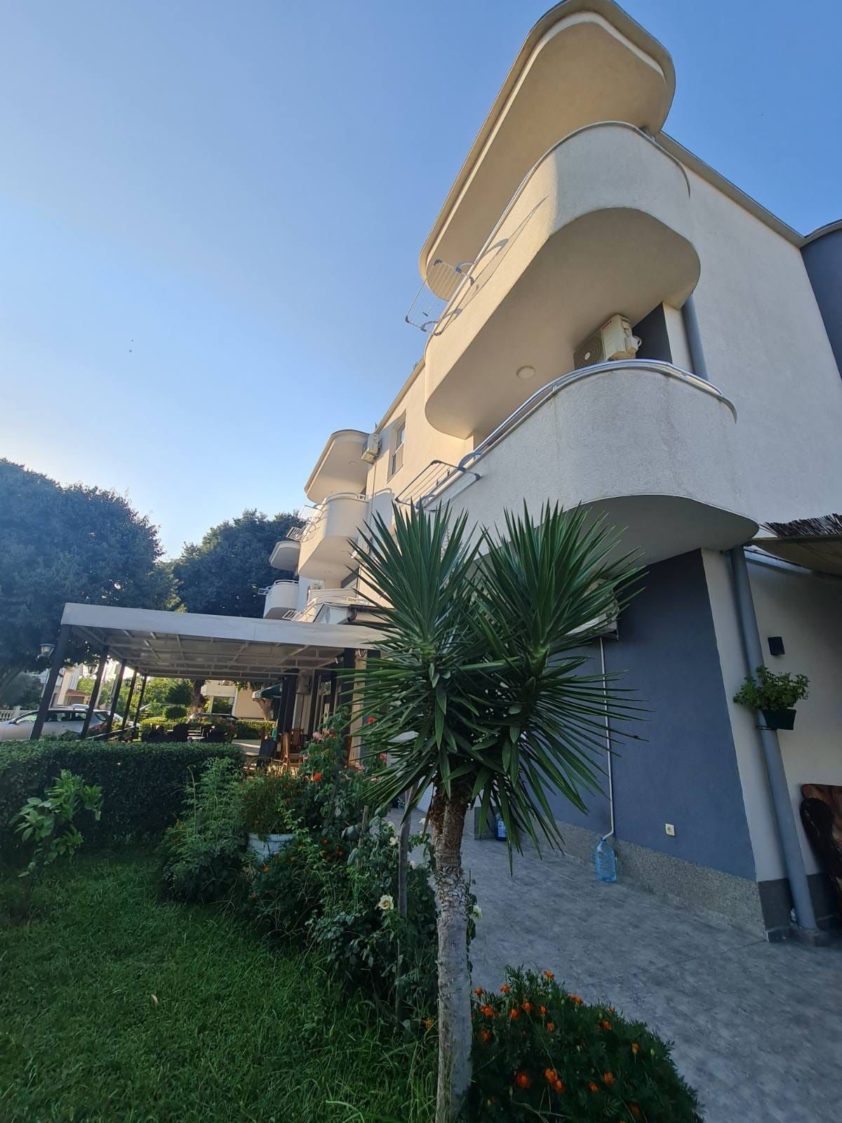 amforaproperty.com/Kompletno opremljen apartmanski objekat 920 m² sa apartmanima i restoranom – Donji Štoj, Ulcinj