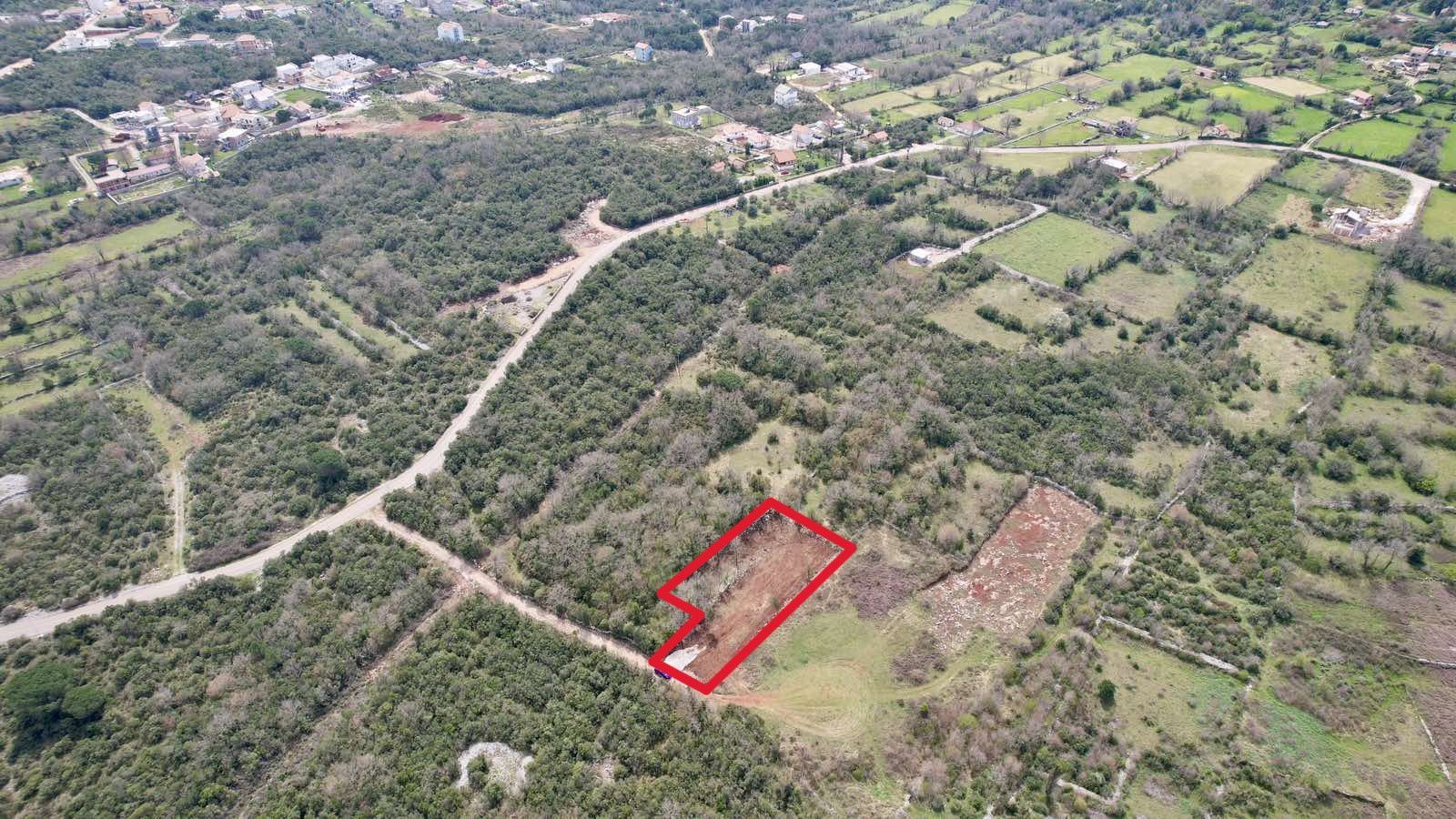 amforaproperty.com/Investiciona Prilika! Urbanizovan Plac 1360m² sa UTU Uslovima – Zagora, Kotor