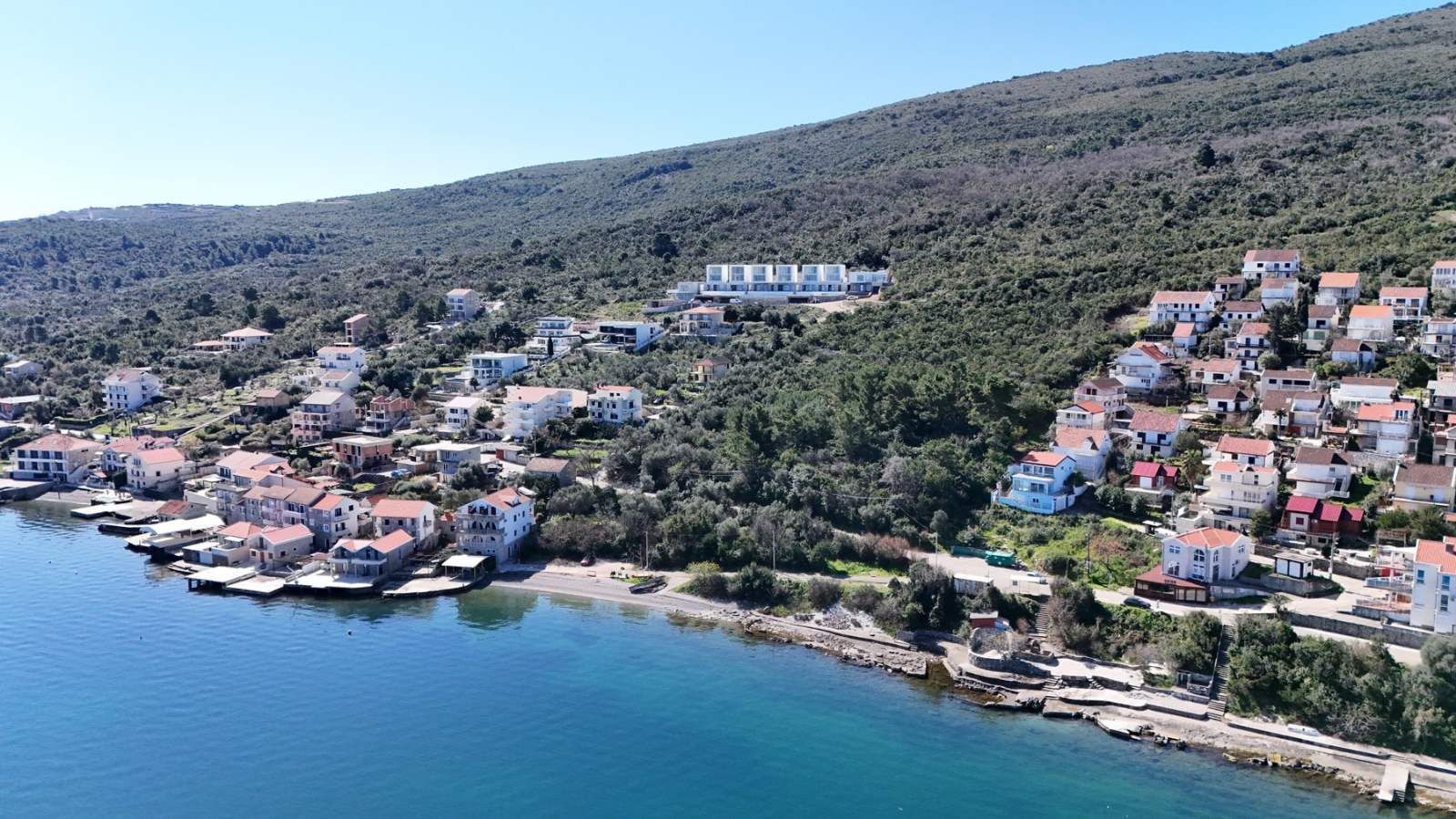 amforaproperty.com/Ekskluzivno zemljište na prvoj liniji do mora u Krašićima – 22.000 m²