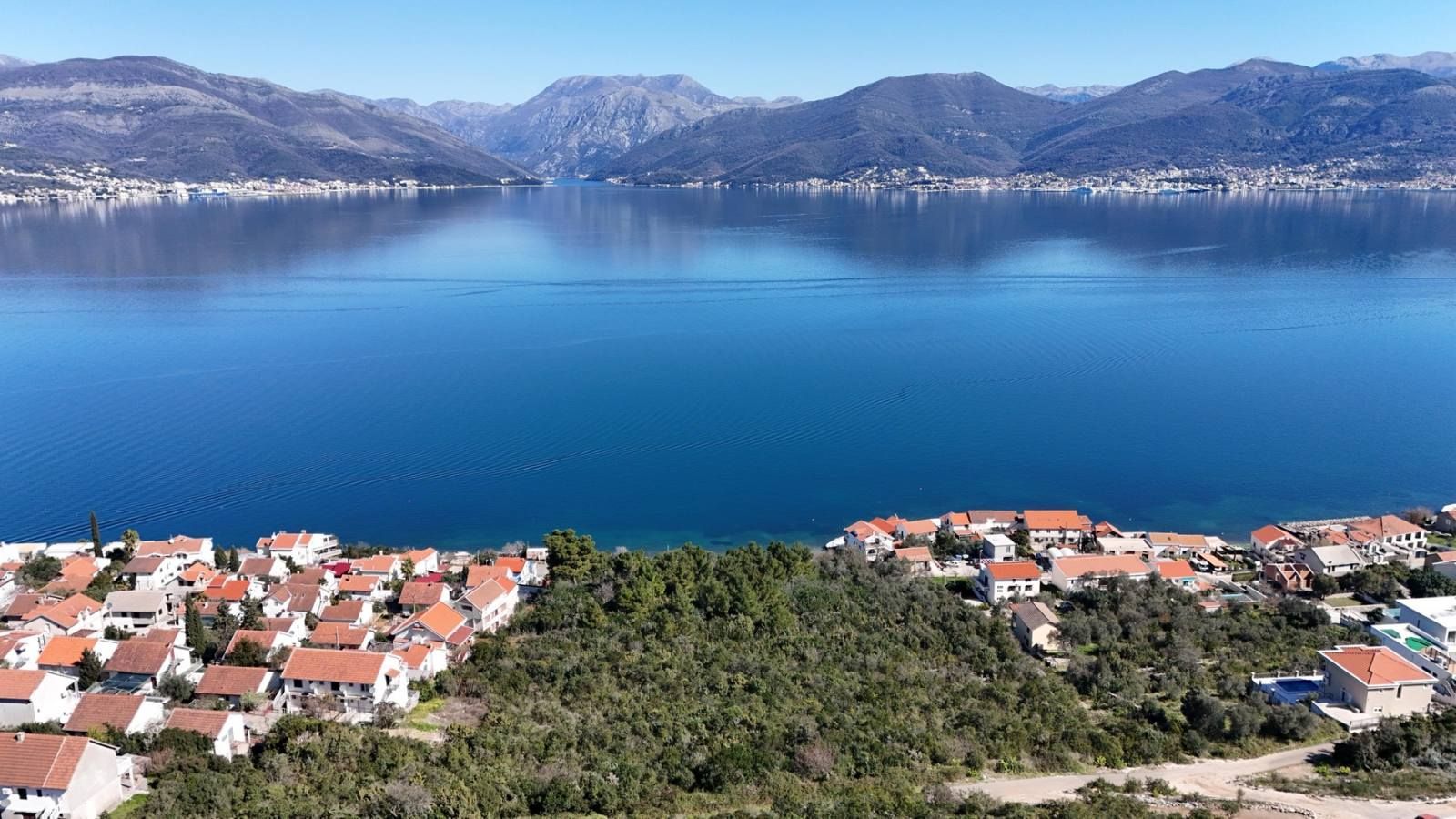 amforaproperty.com/Ekskluzivno zemljište na prvoj liniji do mora u Krašićima – 22.000 m²