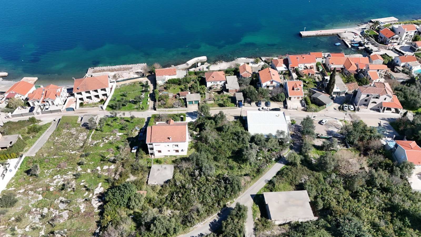 amforaproperty.com/Ekskluzivno zemljište 970 m² na samo 50 metara od mora -Tivat,Krasici
