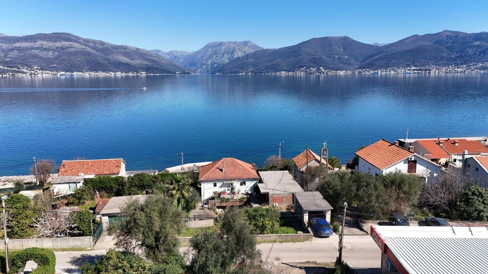 amforaproperty.com/Ekskluzivno zemljište 970 m² na samo 50 metara od mora -Tivat,Krasici