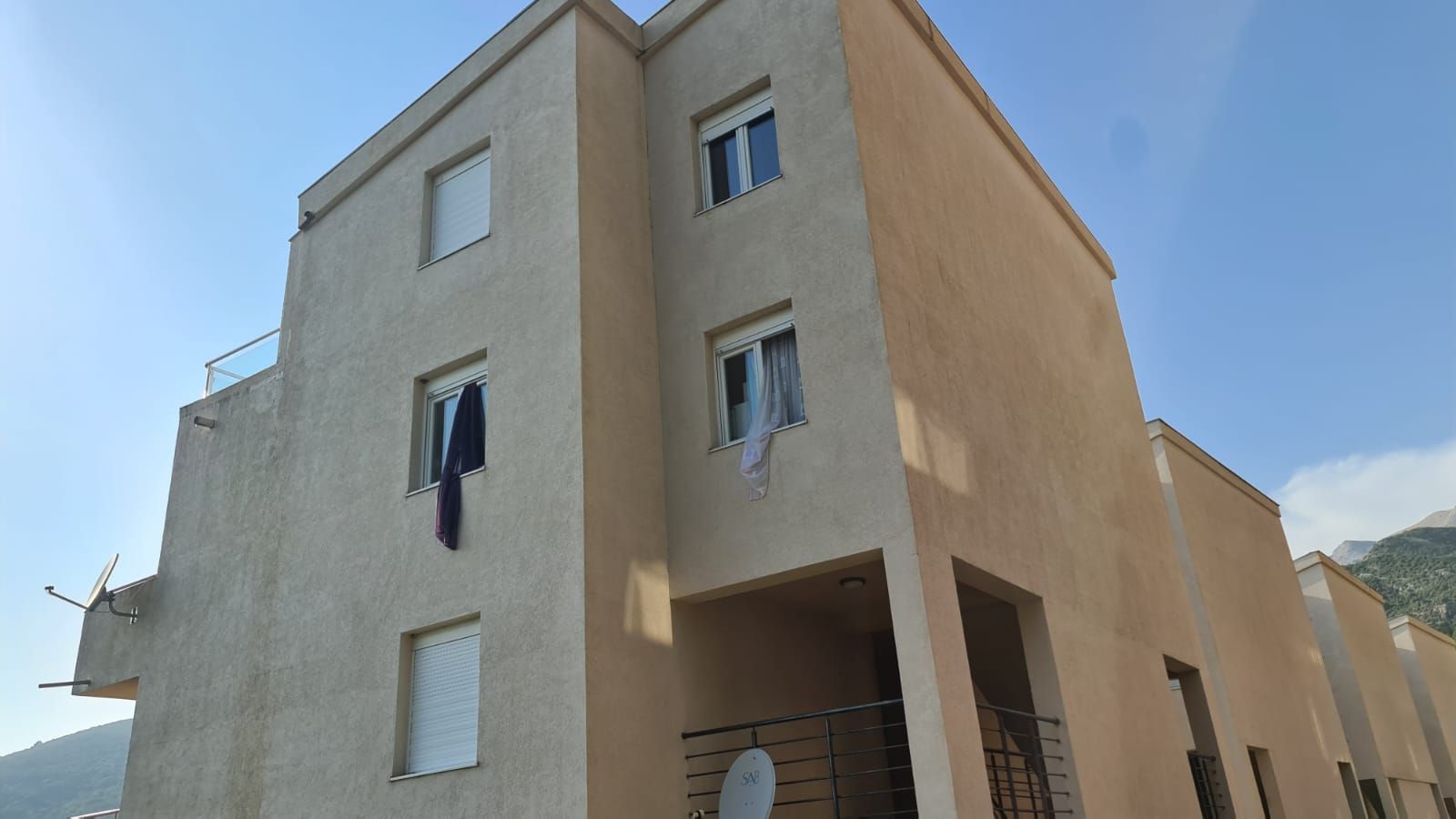 amforaproperty.com/Dvosoban namesten stan 100m2 sa pogledom na more i grad,Podkosljun-Budva (na duzi period)