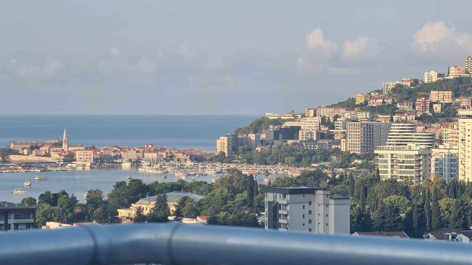 amforaproperty.com/Dvosoban namesten stan 100m2 sa pogledom na more i grad,Podkosljun-Budva (na duzi period)
