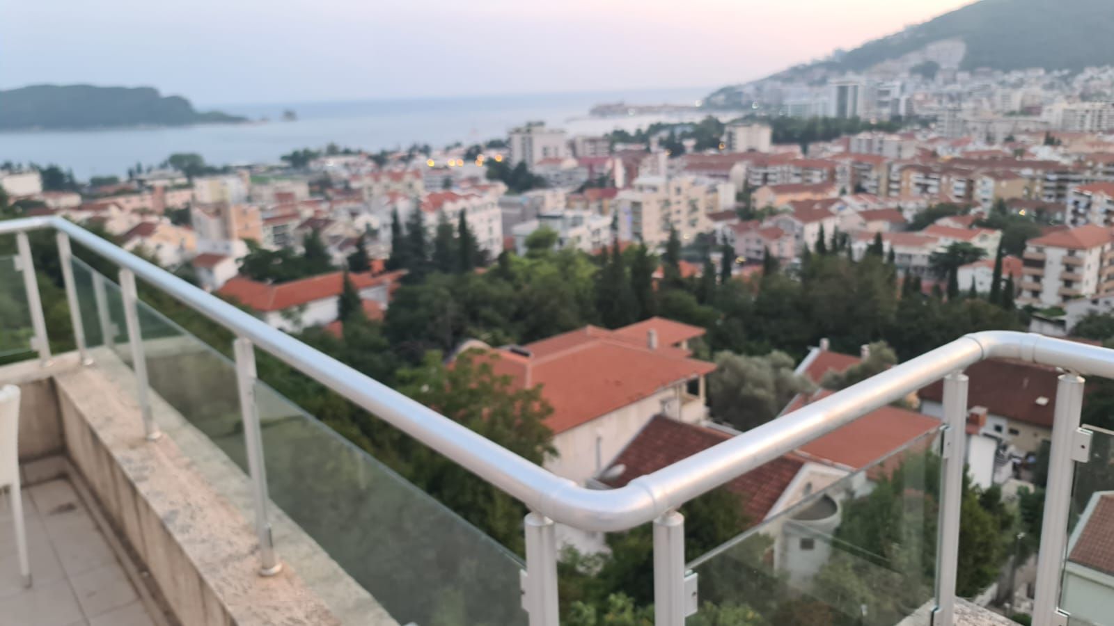 amforaproperty.com/Dvosoban namesten stan 100m2 sa pogledom na more i grad,Podkosljun-Budva (na duzi period)