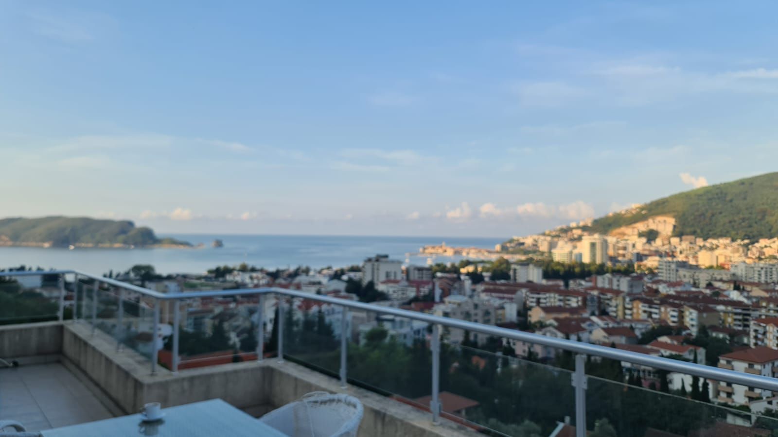 amforaproperty.com/Dvosoban namesten stan 100m2 sa pogledom na more i grad,Podkosljun-Budva (na duzi period)
