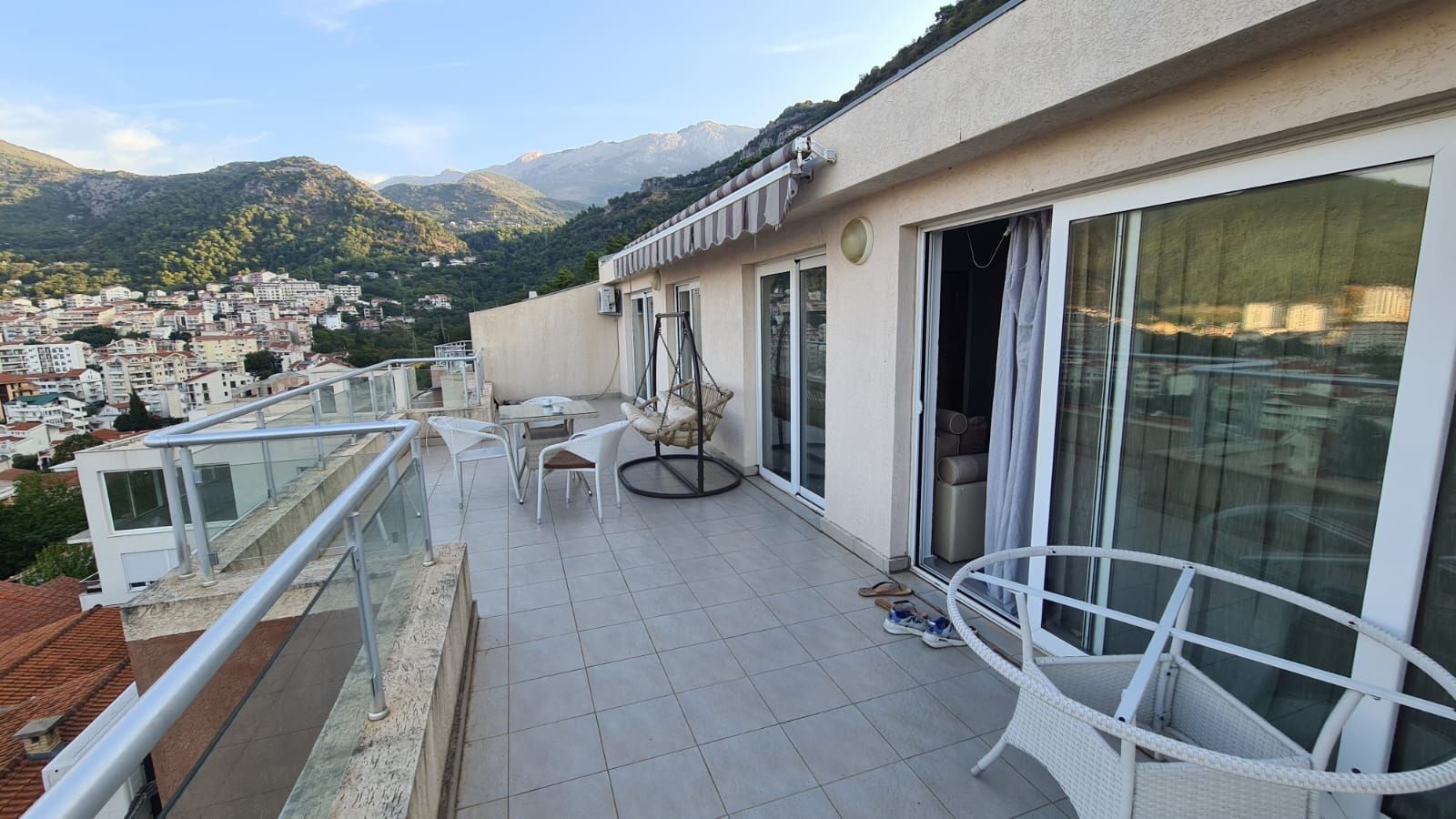 amforaproperty.com/Dvosoban namesten stan 100m2 sa pogledom na more i grad,Podkosljun-Budva (na duzi period)
