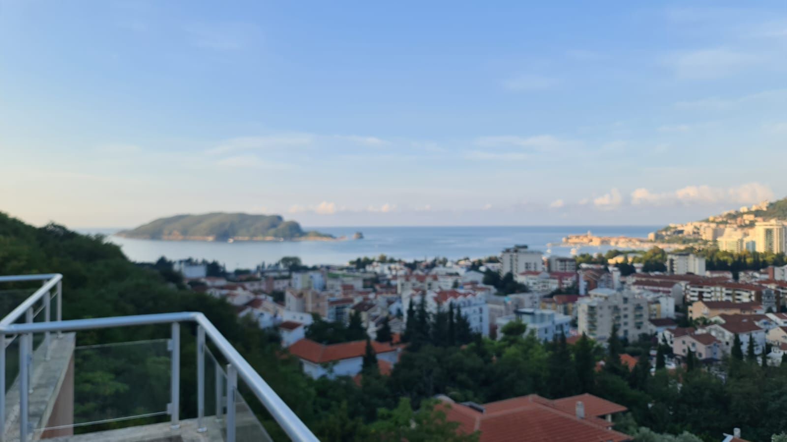 amforaproperty.com/Dvosoban namesten stan 100m2 sa pogledom na more i grad,Podkosljun-Budva (na duzi period)
