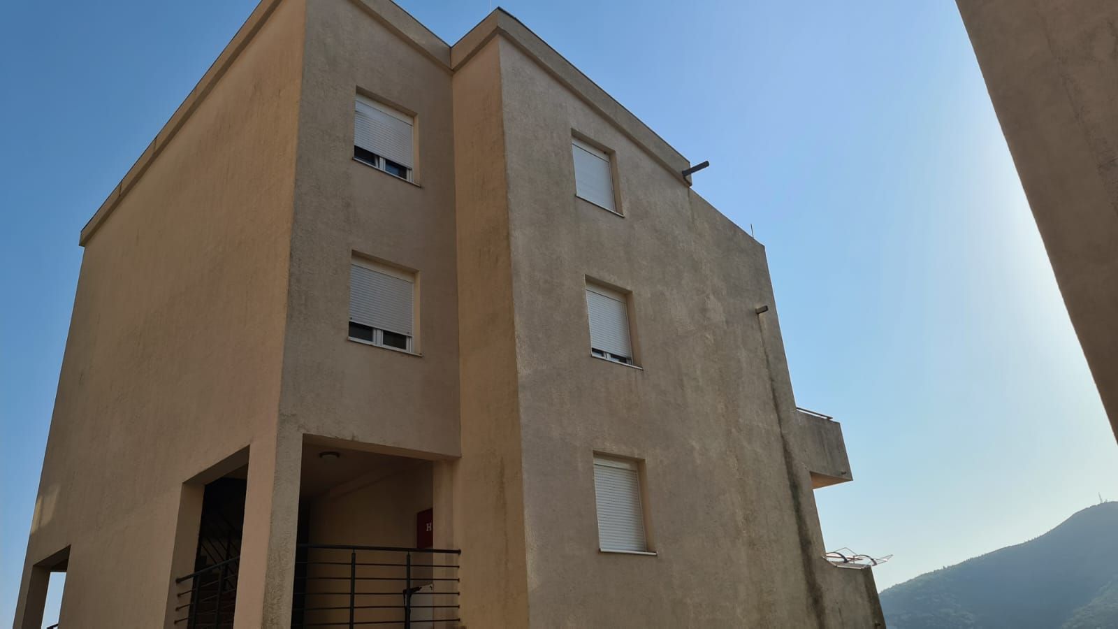 amforaproperty.com/Dvosoban namesten stan 100m2 sa pogledom na more i grad,Podkosljun-Budva (na duzi period)