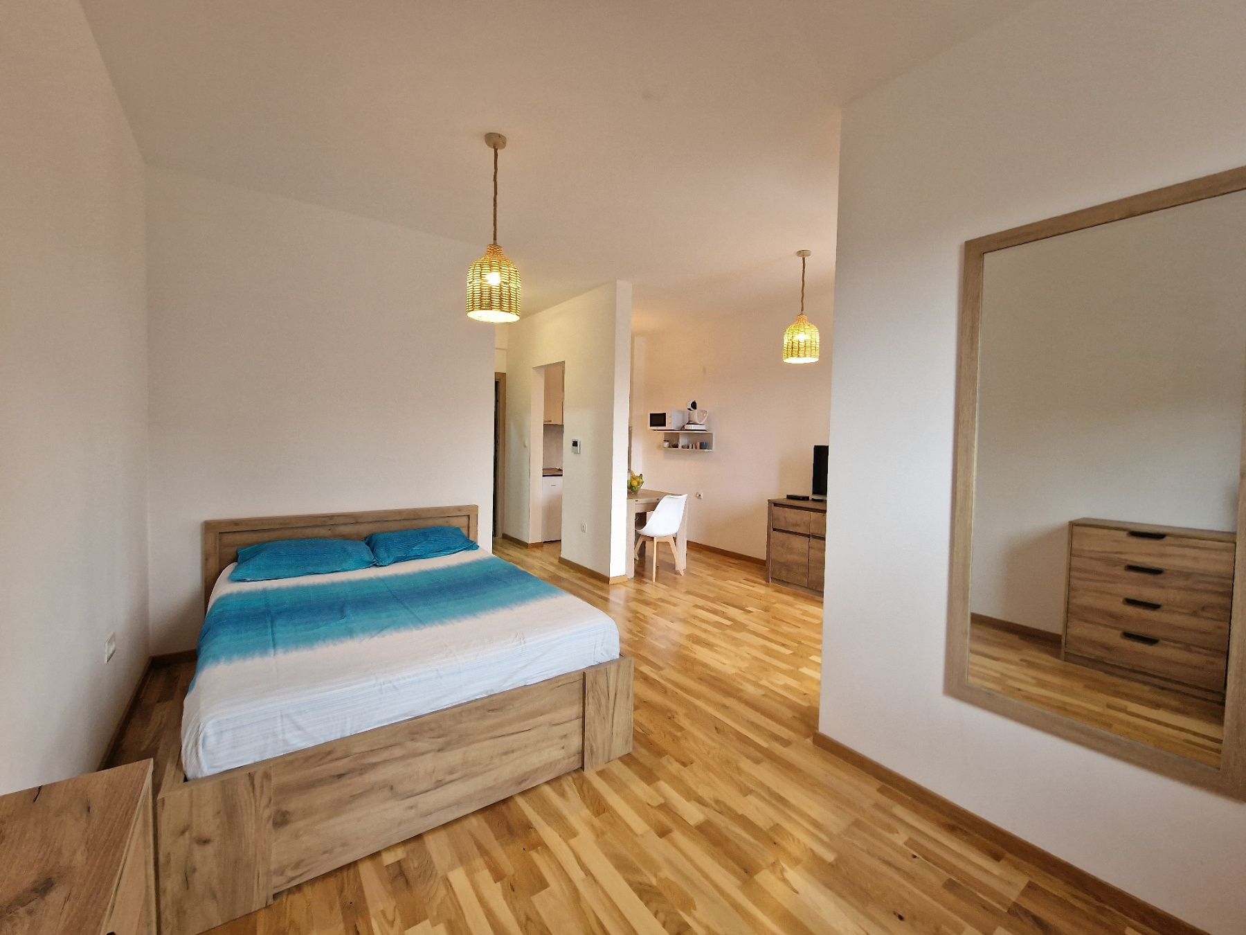 amforaproperty.com/ATRAKTIVAN STUDIO APARTMAN 31m2 SA BOCNIM POGLEDOM NA MORE U BECICIMA