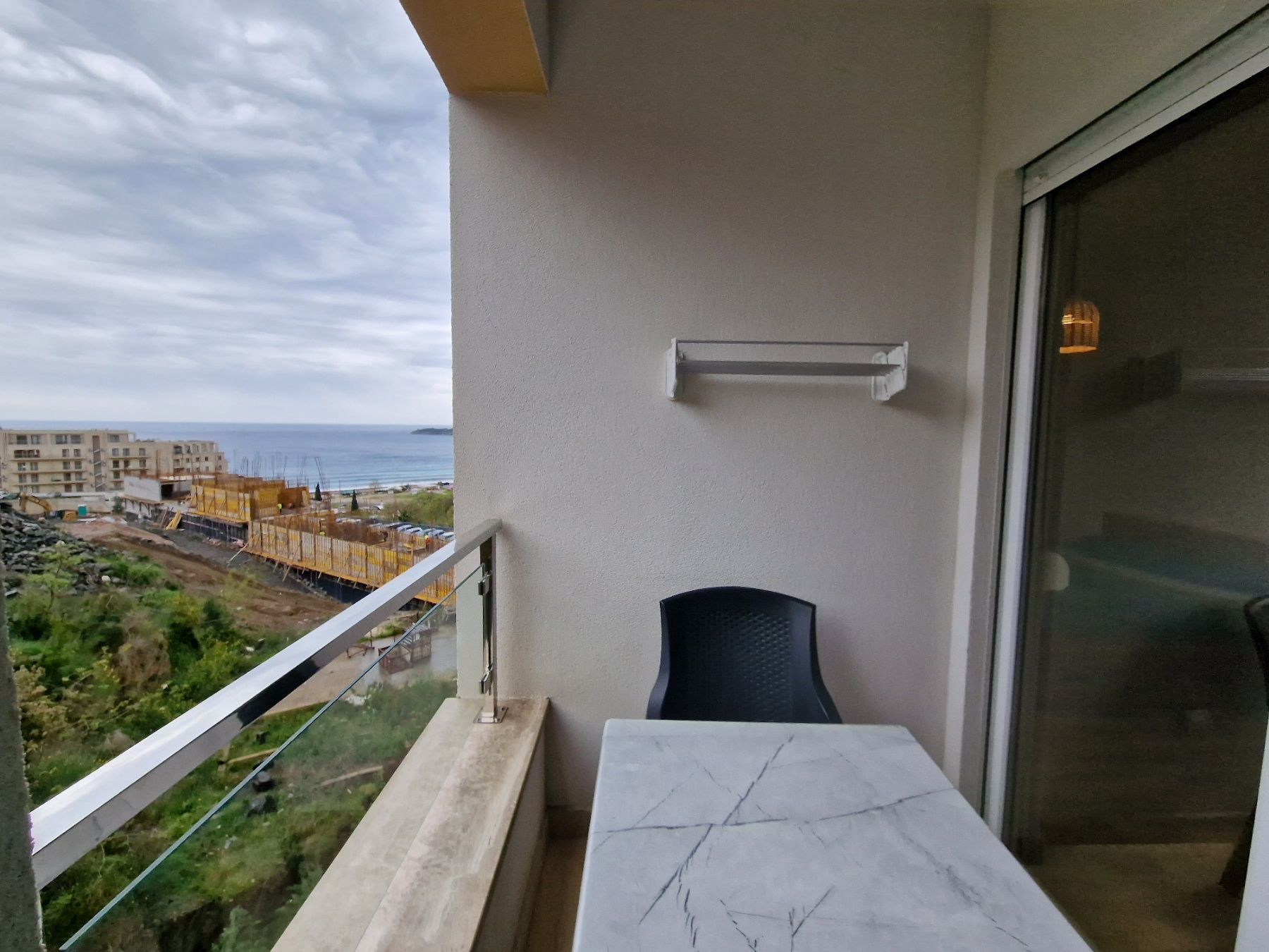 amforaproperty.com/ATRAKTIVAN STUDIO APARTMAN 31m2 SA BOCNIM POGLEDOM NA MORE U BECICIMA