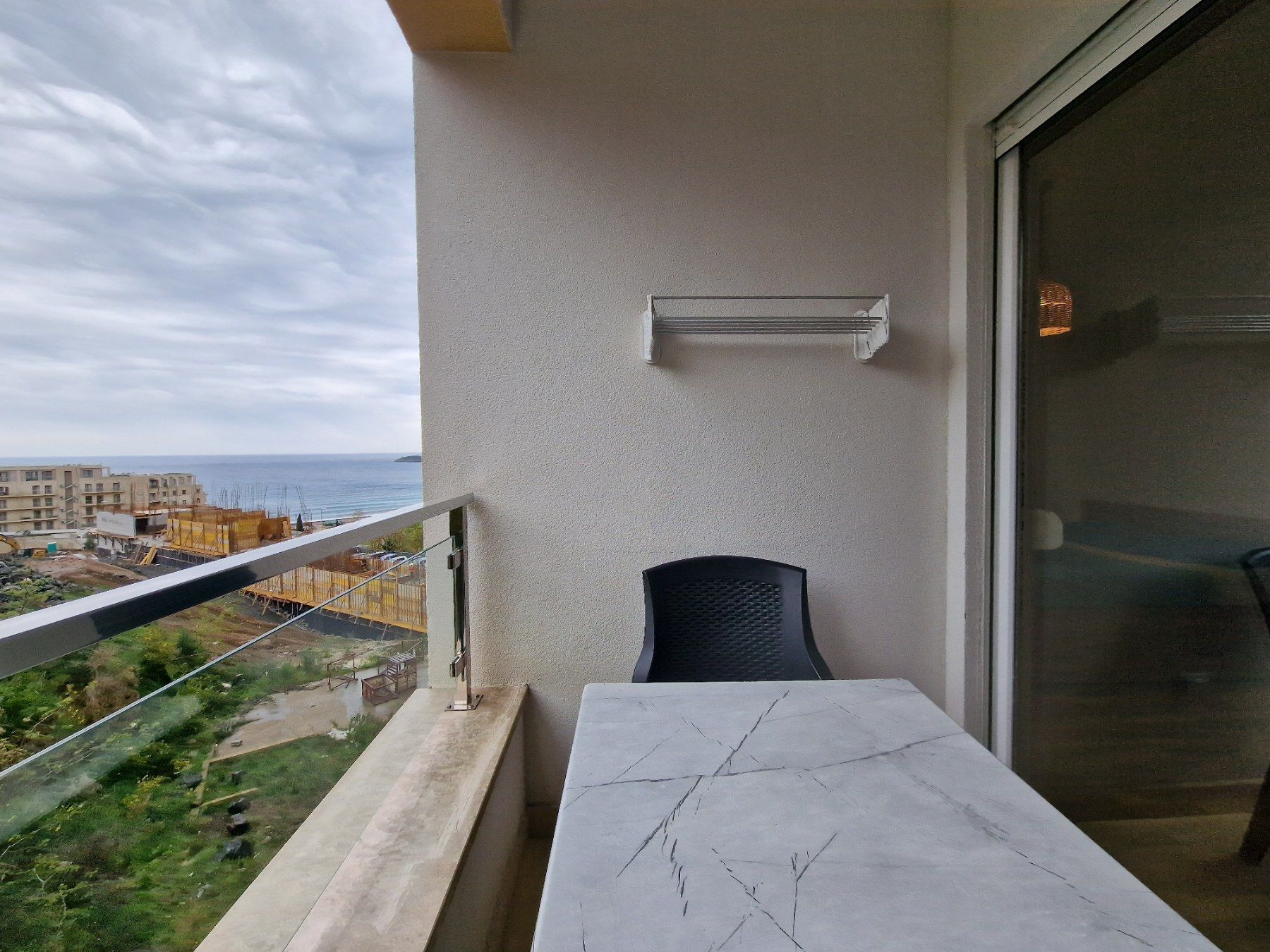 amforaproperty.com/ATRAKTIVAN STUDIO APARTMAN 31m2 SA BOCNIM POGLEDOM NA MORE U BECICIMA