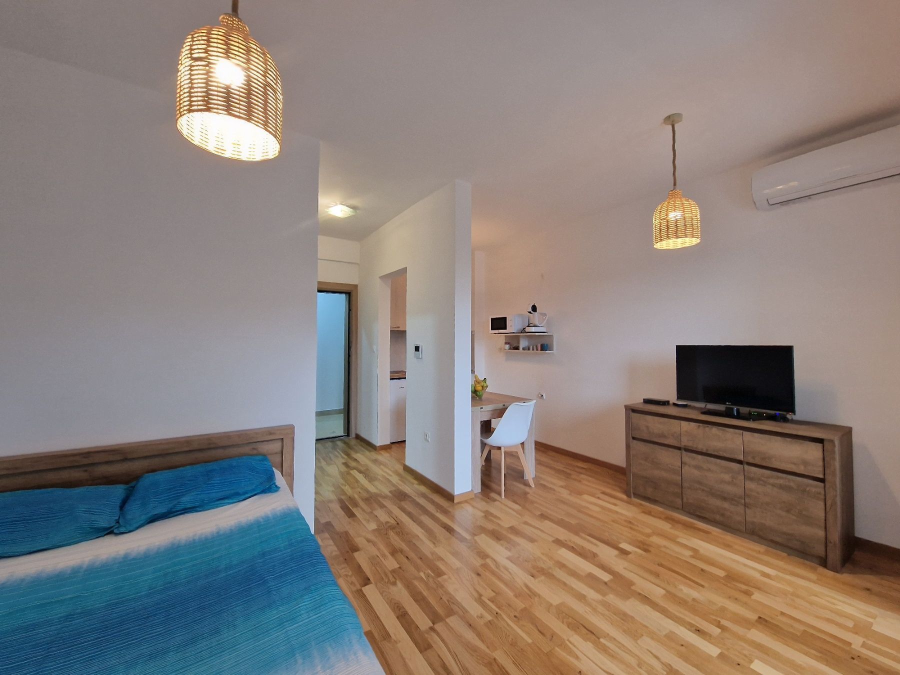 amforaproperty.com/ATRAKTIVAN STUDIO APARTMAN 31m2 SA BOCNIM POGLEDOM NA MORE U BECICIMA