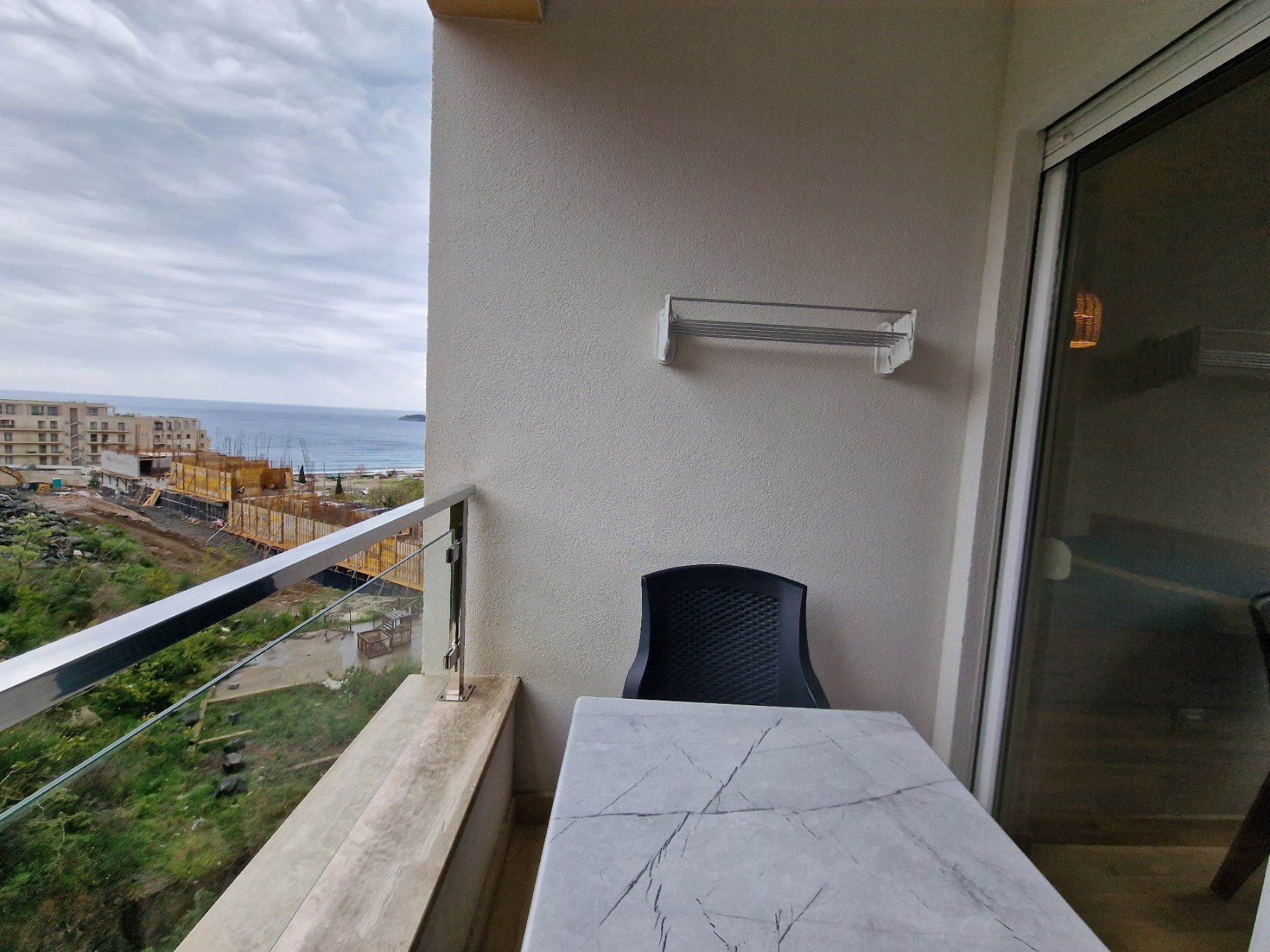 amforaproperty.com/ATRAKTIVAN STUDIO APARTMAN 31m2 SA BOCNIM POGLEDOM NA MORE U BECICIMA