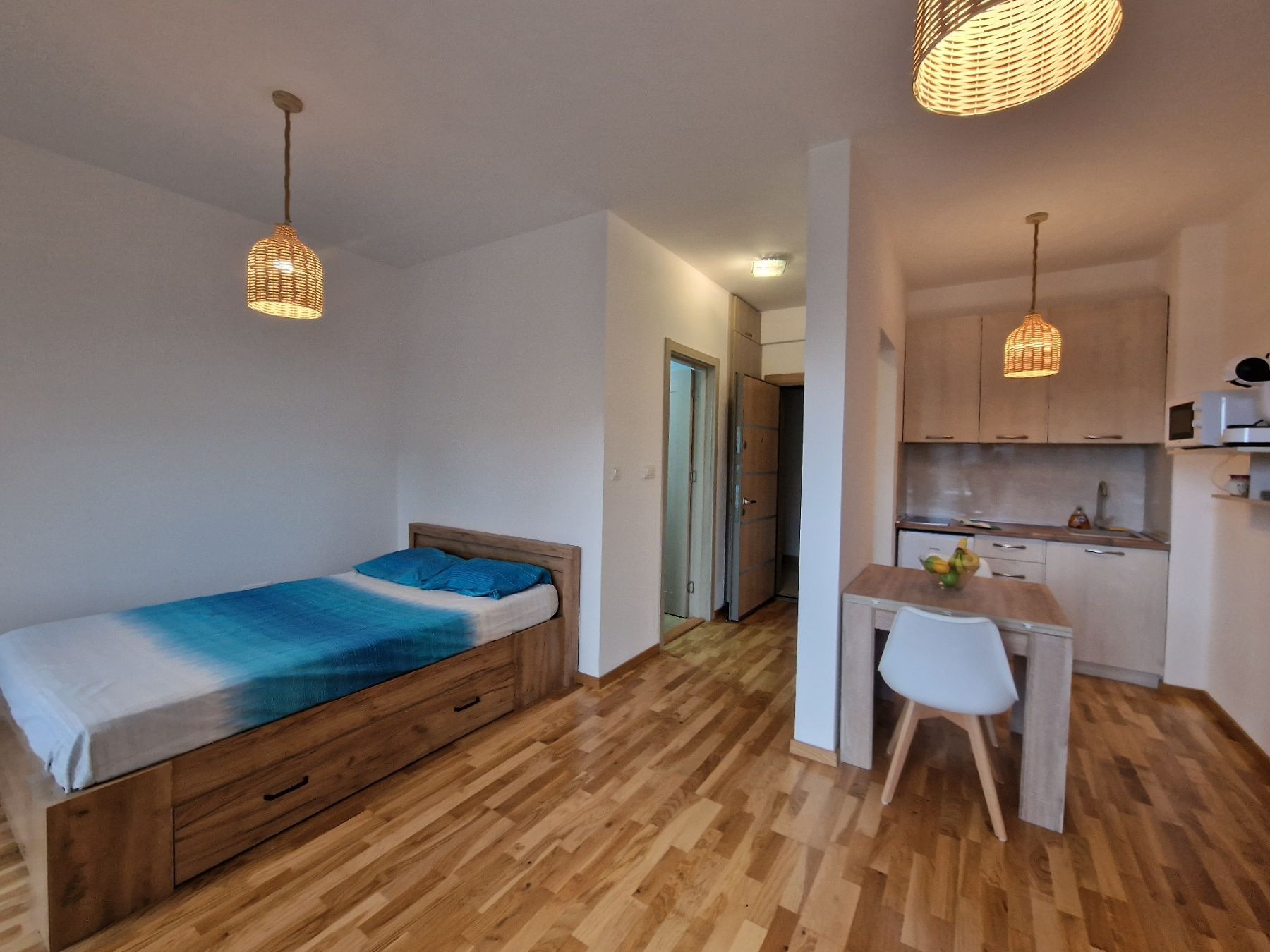 amforaproperty.com/ATRAKTIVAN STUDIO APARTMAN 31m2 SA BOCNIM POGLEDOM NA MORE U BECICIMA
