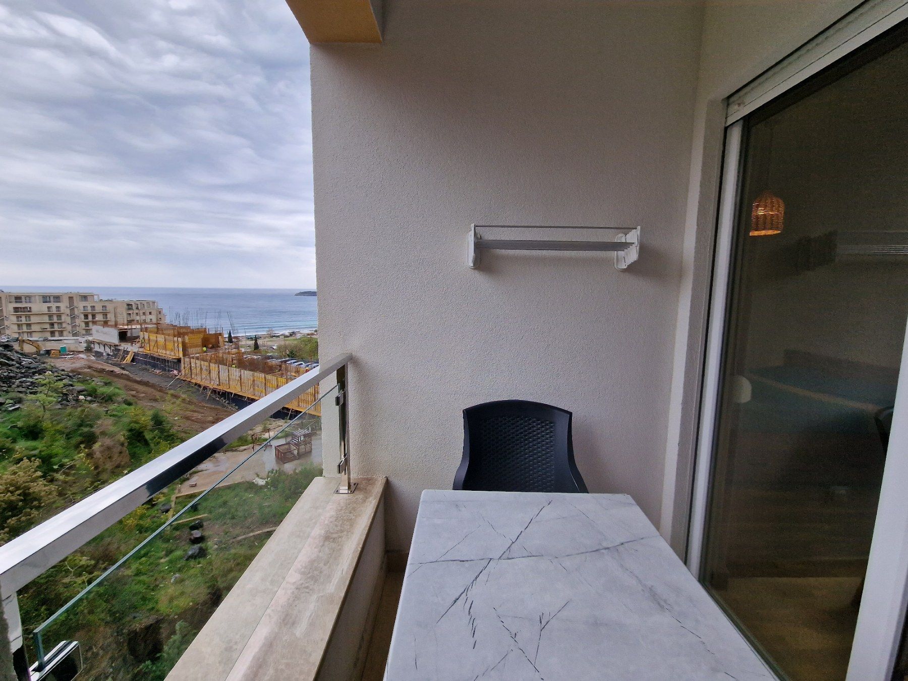 amforaproperty.com/ATRAKTIVAN STUDIO APARTMAN 31m2 SA BOCNIM POGLEDOM NA MORE U BECICIMA