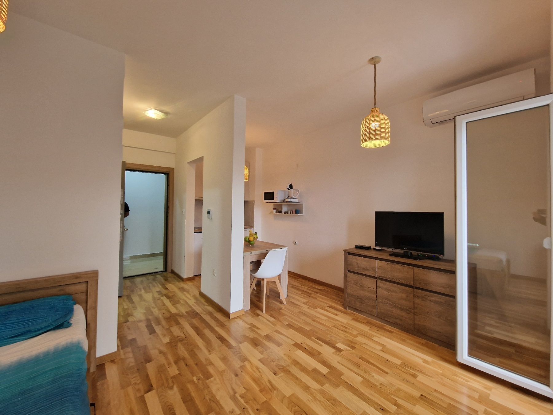 amforaproperty.com/ATRAKTIVAN STUDIO APARTMAN 31m2 SA BOCNIM POGLEDOM NA MORE U BECICIMA