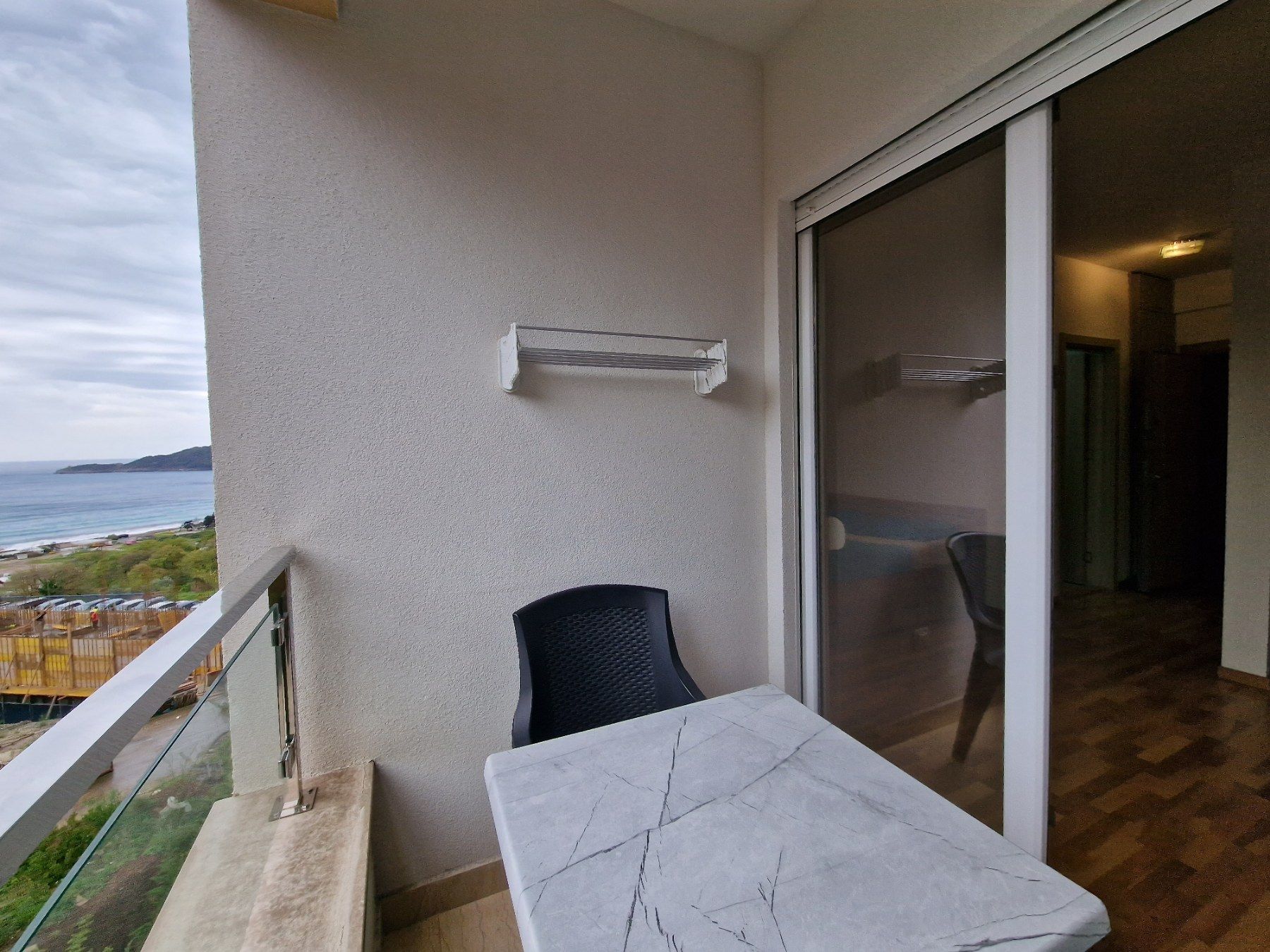 amforaproperty.com/ATRAKTIVAN STUDIO APARTMAN 31m2 SA BOCNIM POGLEDOM NA MORE U BECICIMA