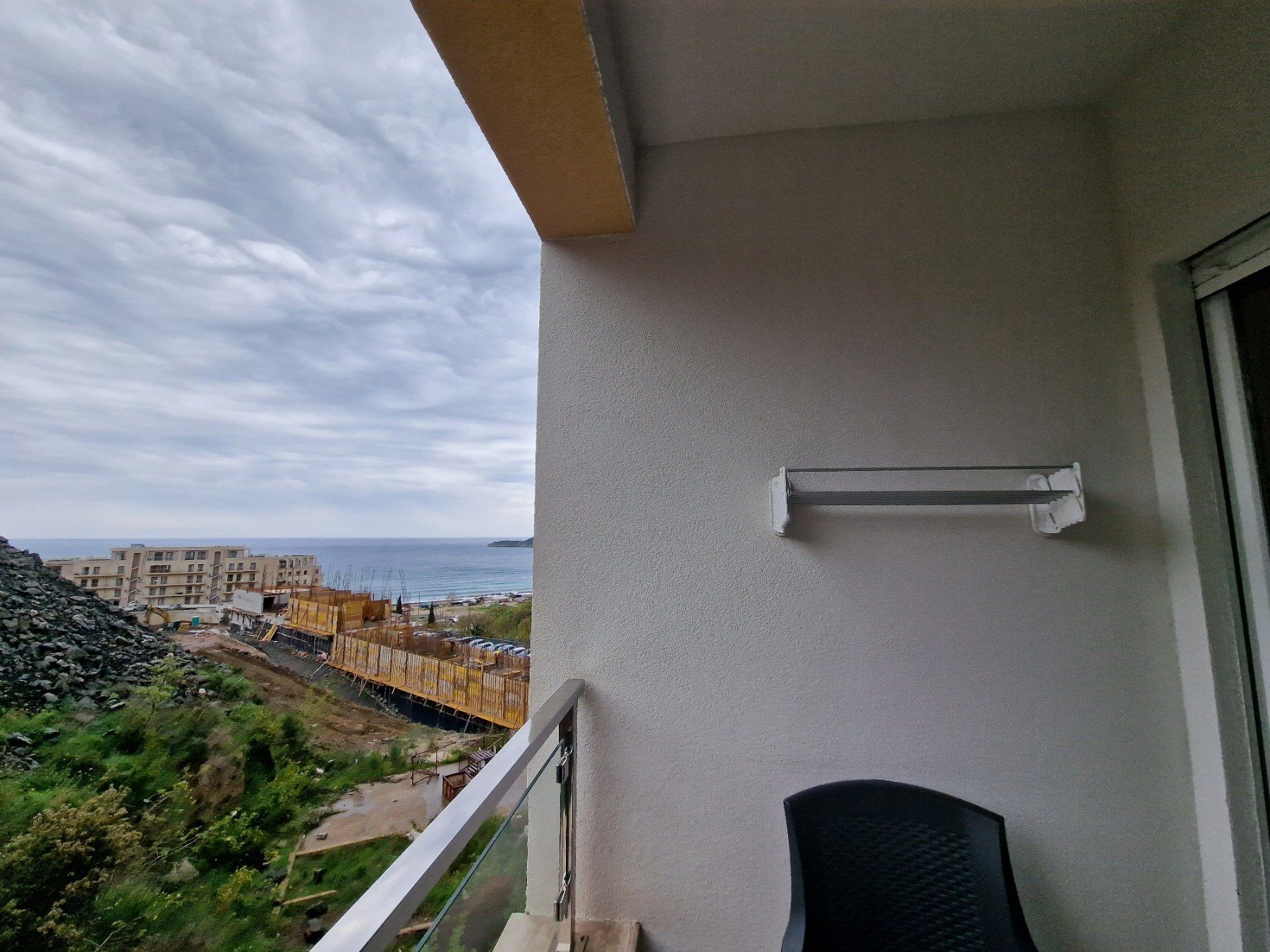 amforaproperty.com/ATRAKTIVAN STUDIO APARTMAN 31m2 SA BOCNIM POGLEDOM NA MORE U BECICIMA