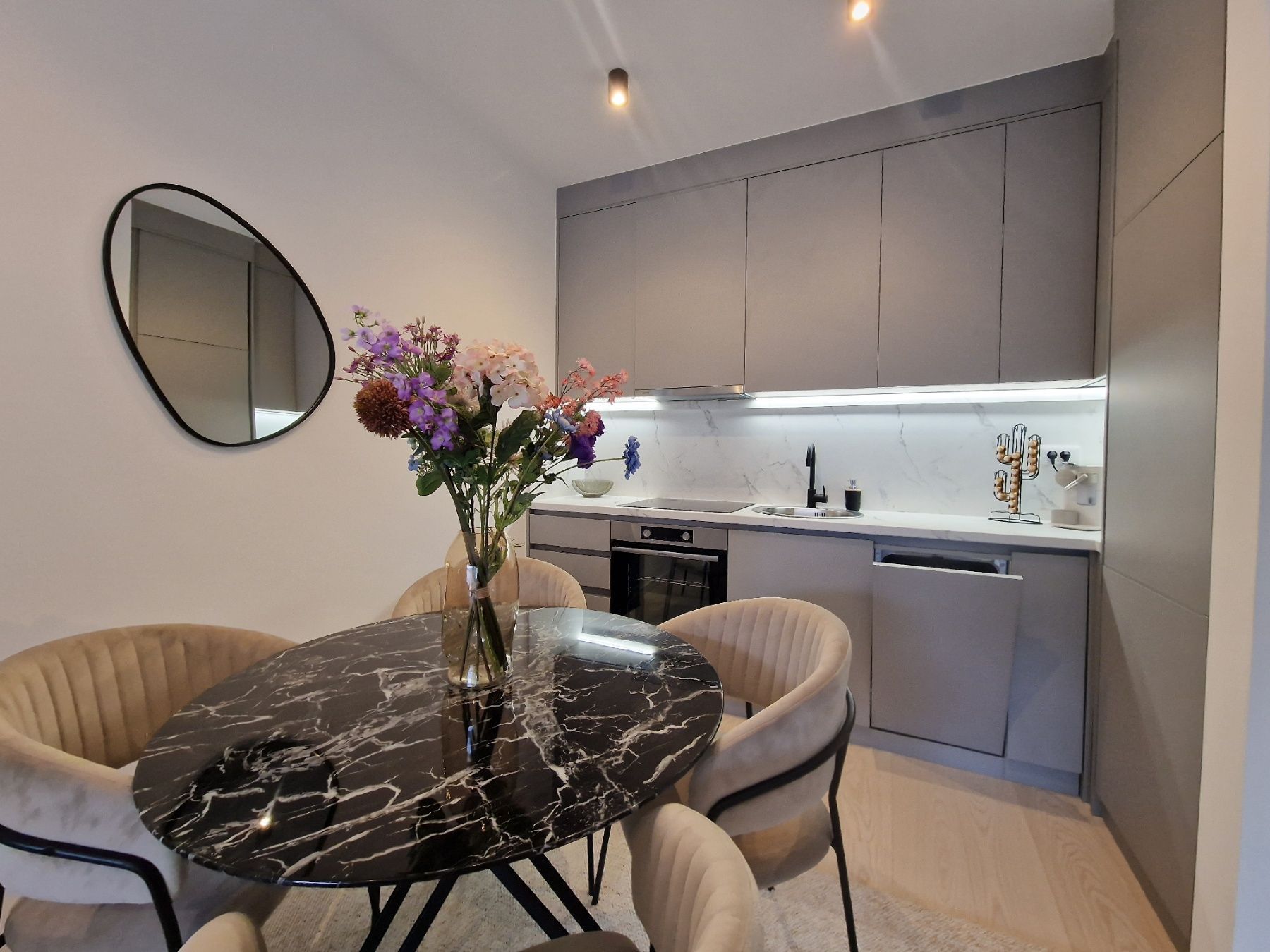 amforaproperty.com/Dubovica Lux, Budva-Nov luksusno opremljen jednosoban stan 50m2 sa pogledom na more  (NA DUZI PERIOD)