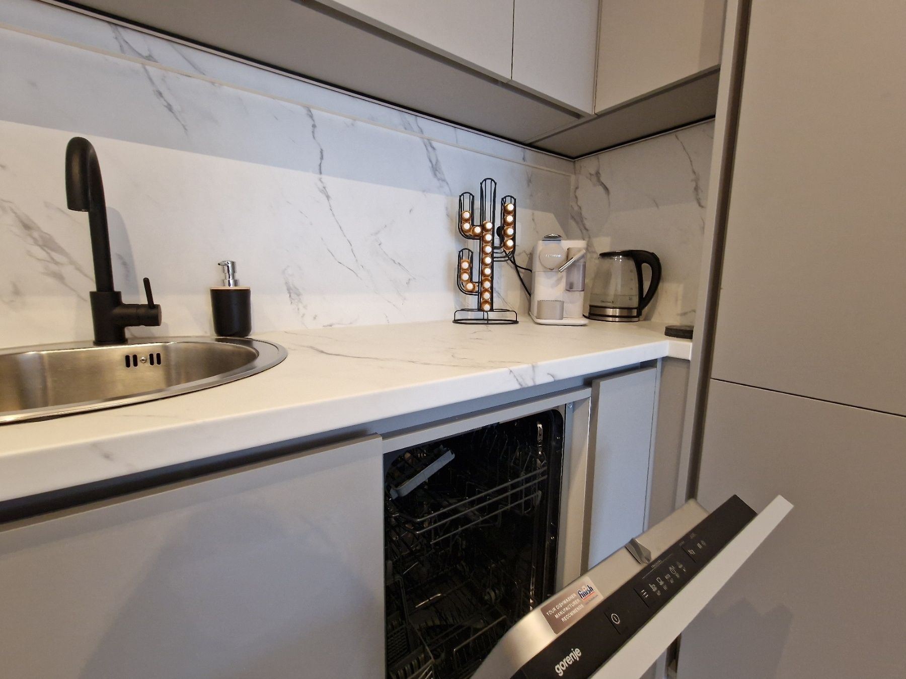 amforaproperty.com/Dubovica Lux, Budva-Nov luksusno opremljen jednosoban stan 50m2 sa pogledom na more  (NA DUZI PERIOD)
