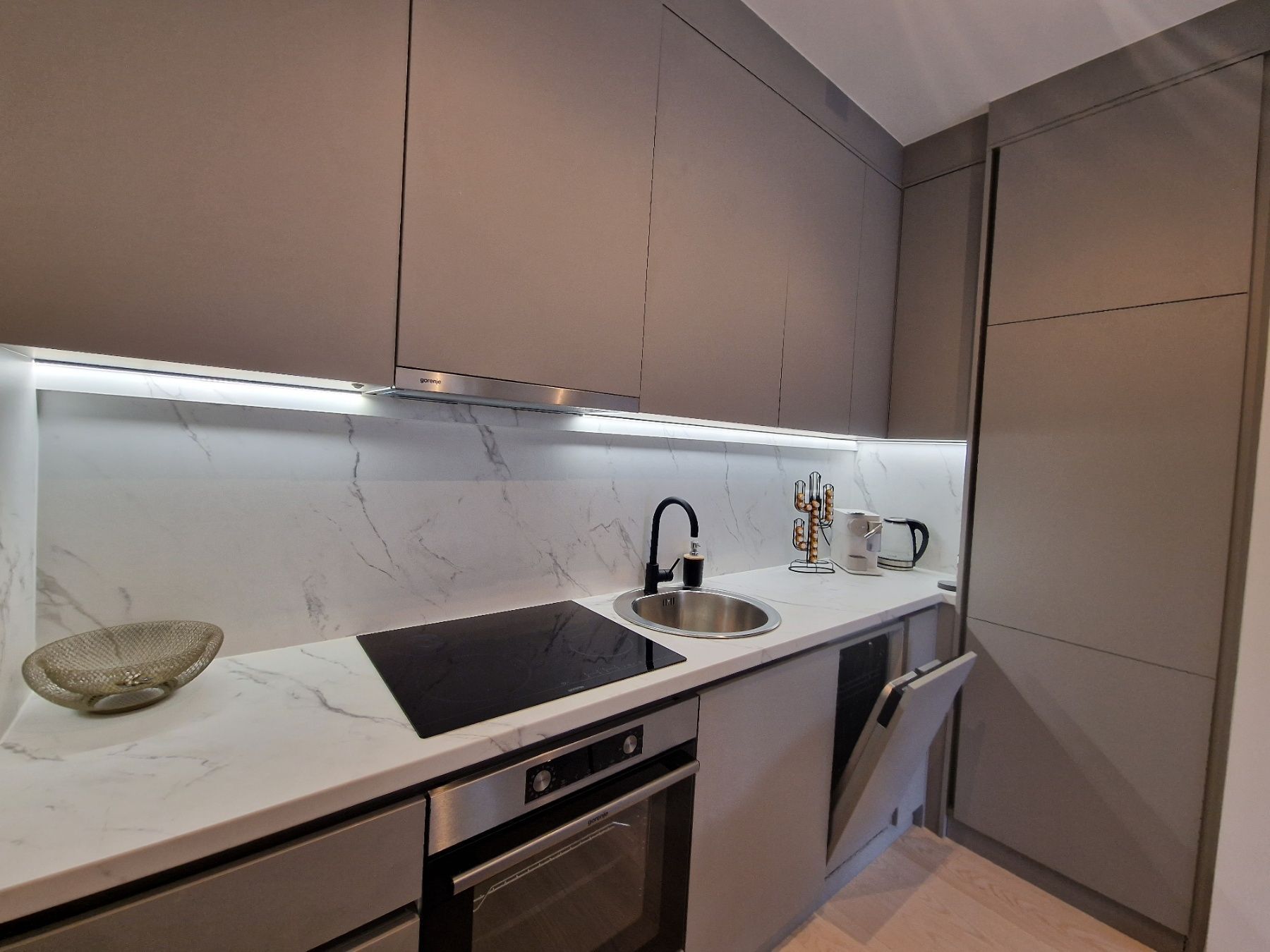 amforaproperty.com/Dubovica Lux, Budva-Nov luksusno opremljen jednosoban stan 50m2 sa pogledom na more  (NA DUZI PERIOD)