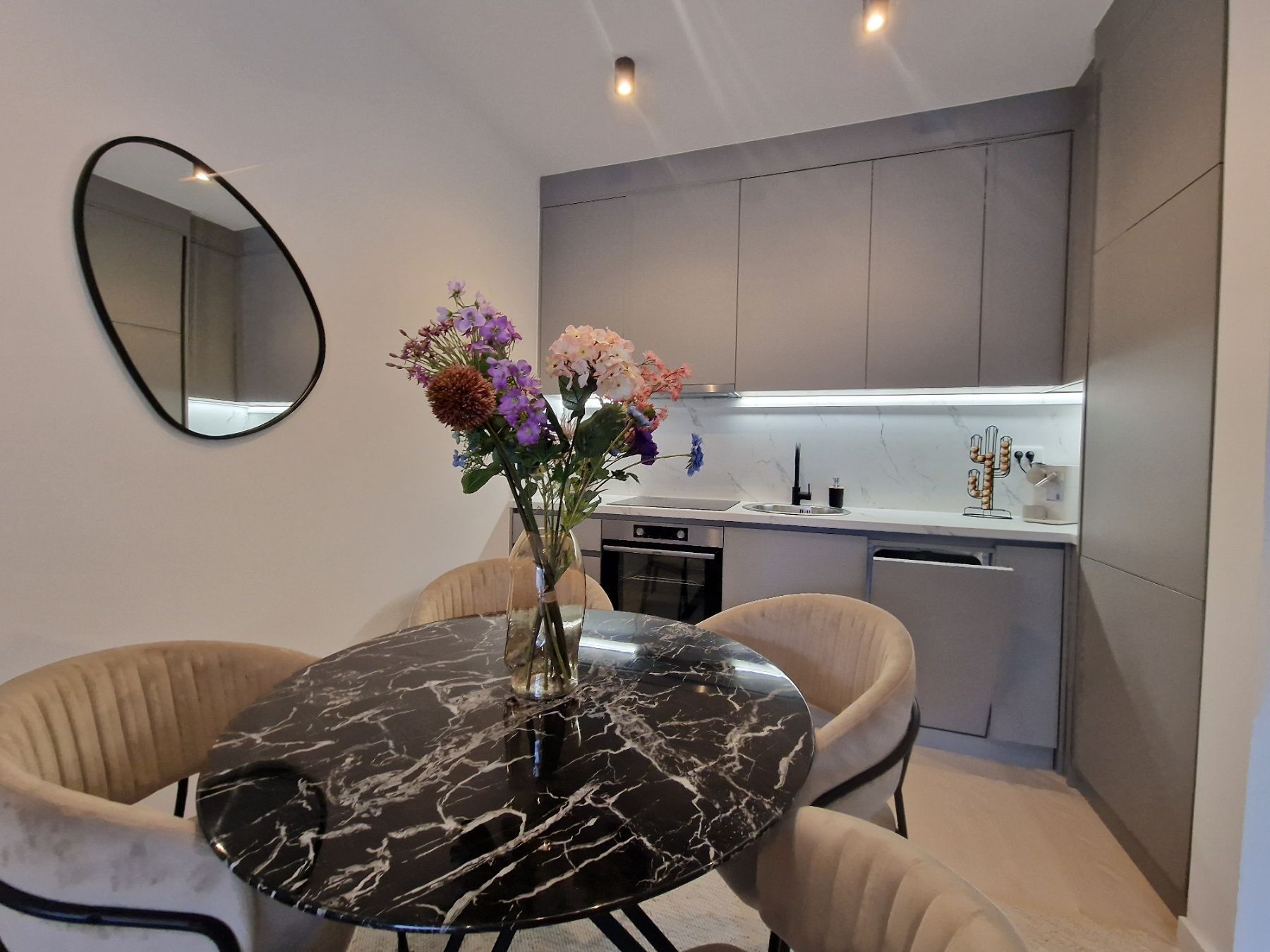 amforaproperty.com/Dubovica Lux, Budva-Nov luksusno opremljen jednosoban stan 50m2 sa pogledom na more  (NA DUZI PERIOD)