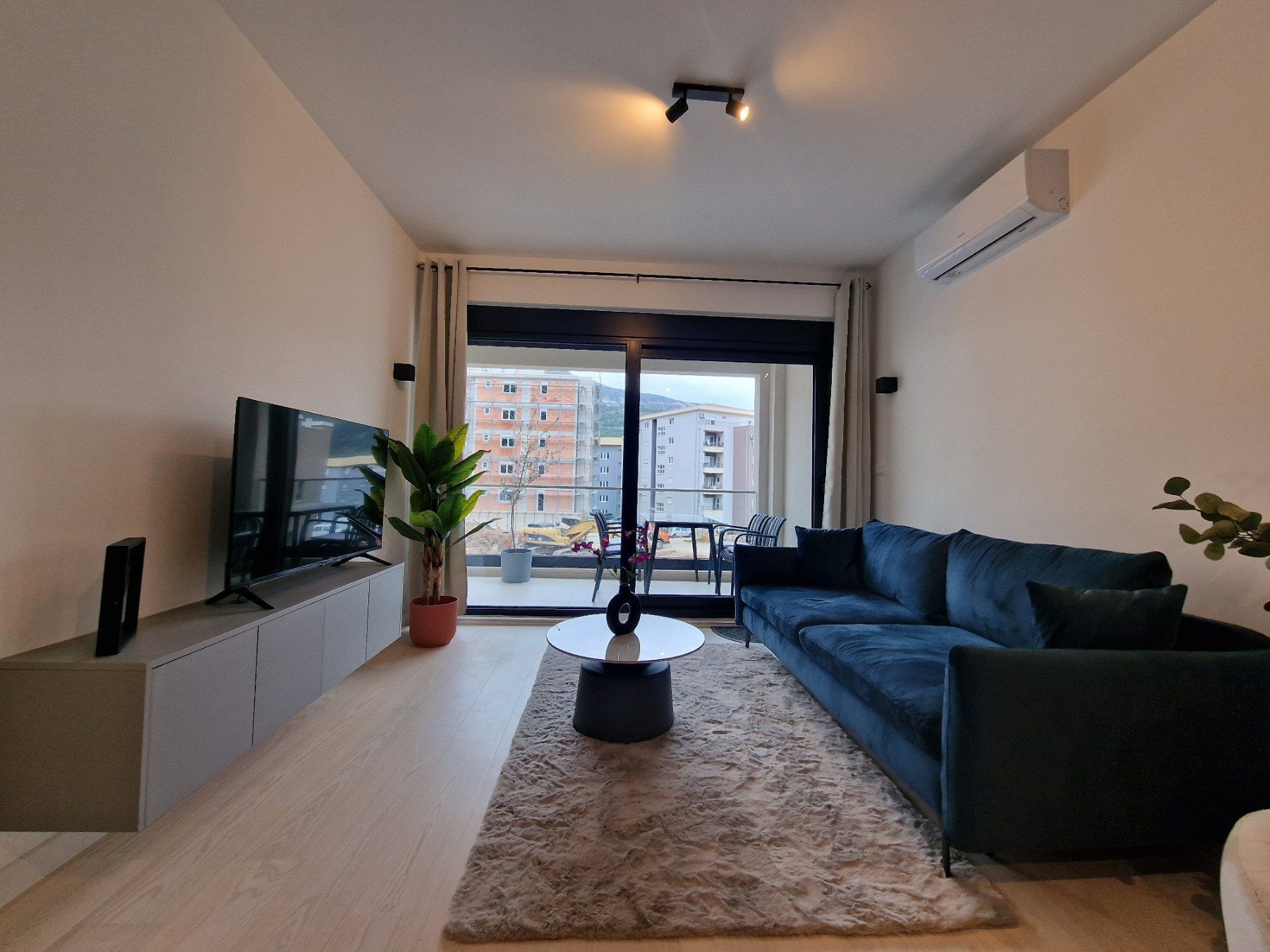 amforaproperty.com/Dubovica Lux, Budva-Nov luksusno opremljen jednosoban stan 50m2 sa pogledom na more  (NA DUZI PERIOD)